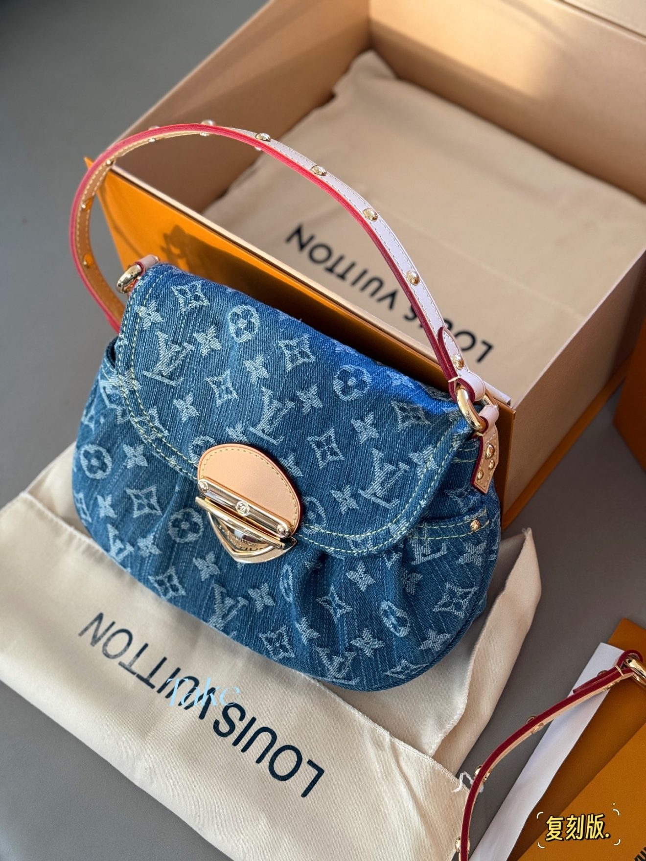 LOUIS VUITTON lv  SUNSET DENIM GOLD 26*18cm - Image 2