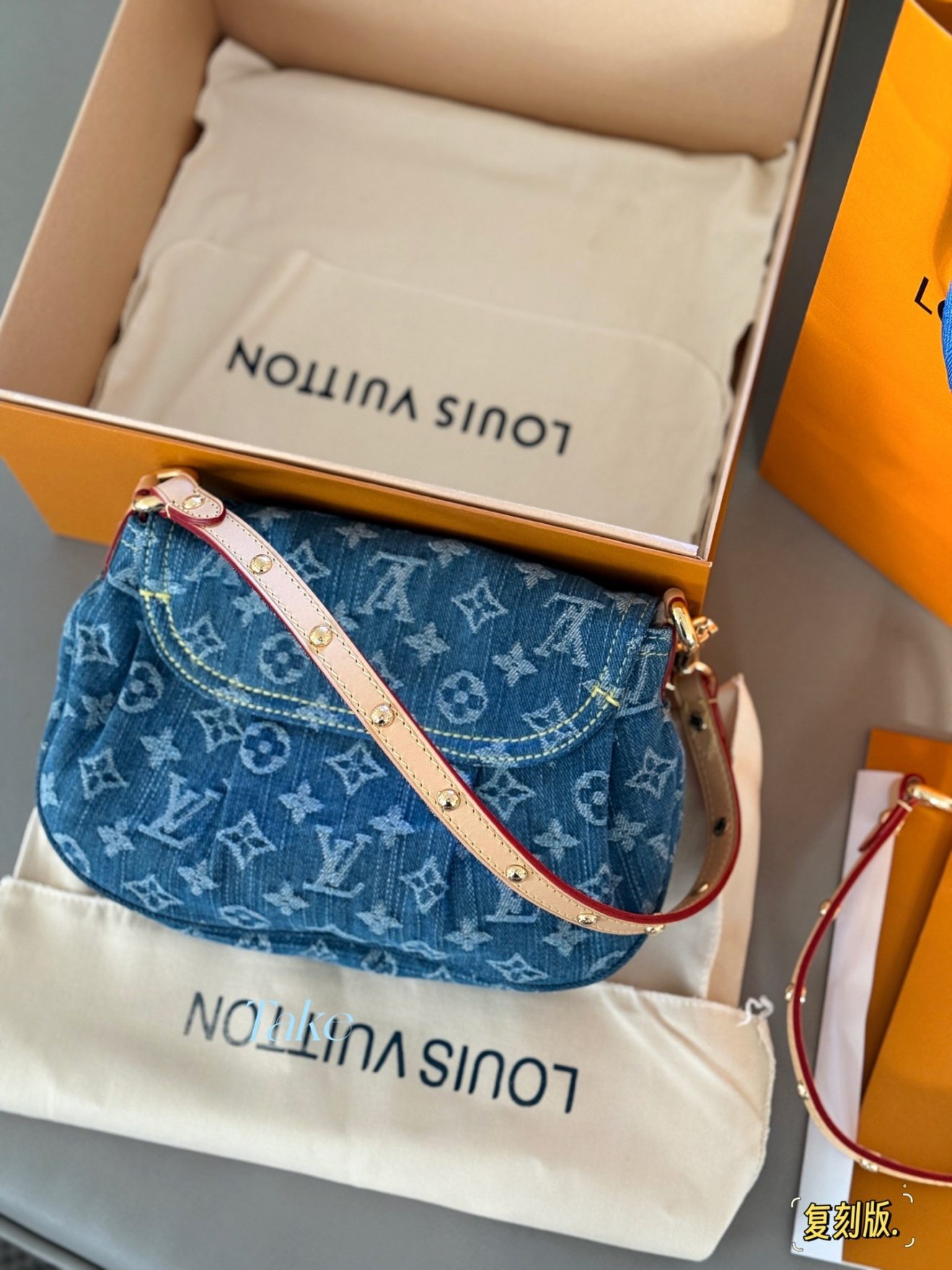 LOUIS VUITTON lv  SUNSET DENIM GOLD 26*18cm - Image 3