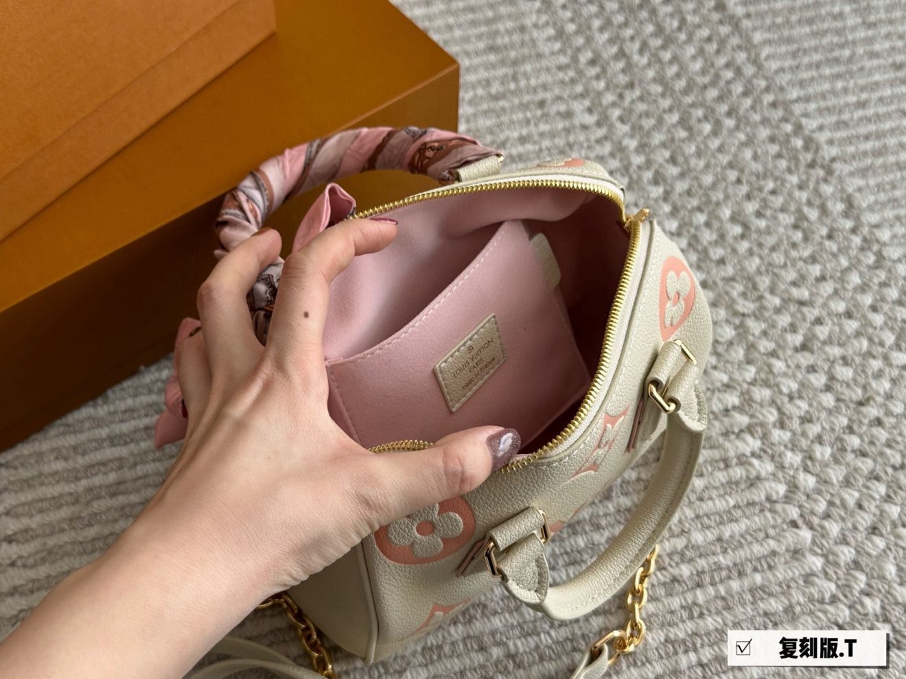 louis vuitton lv Speedy20 creamy with pink - Image 9