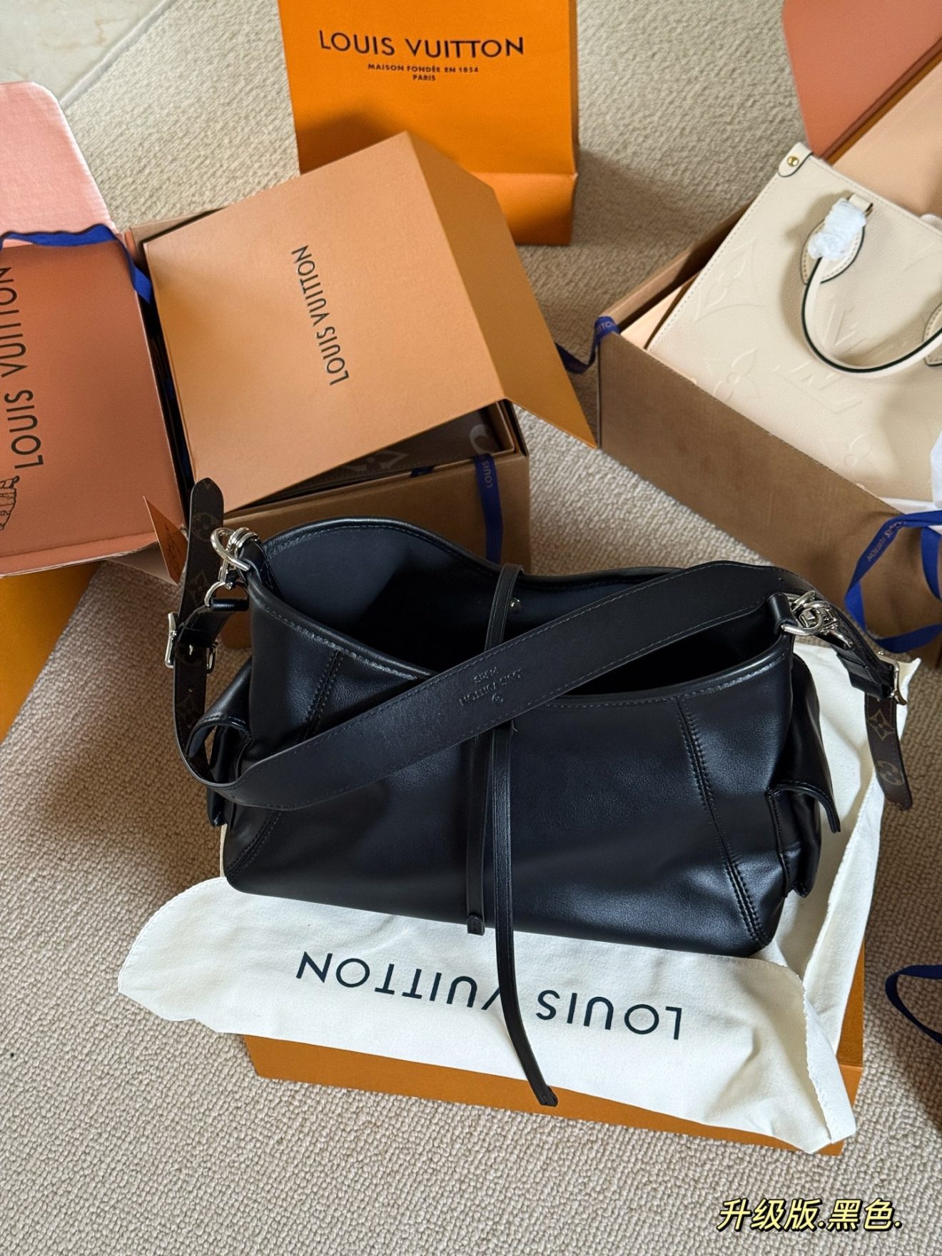 LOUIS VUITTON lv  CARRYALL DARK PM 33*23*15cm - Image 4