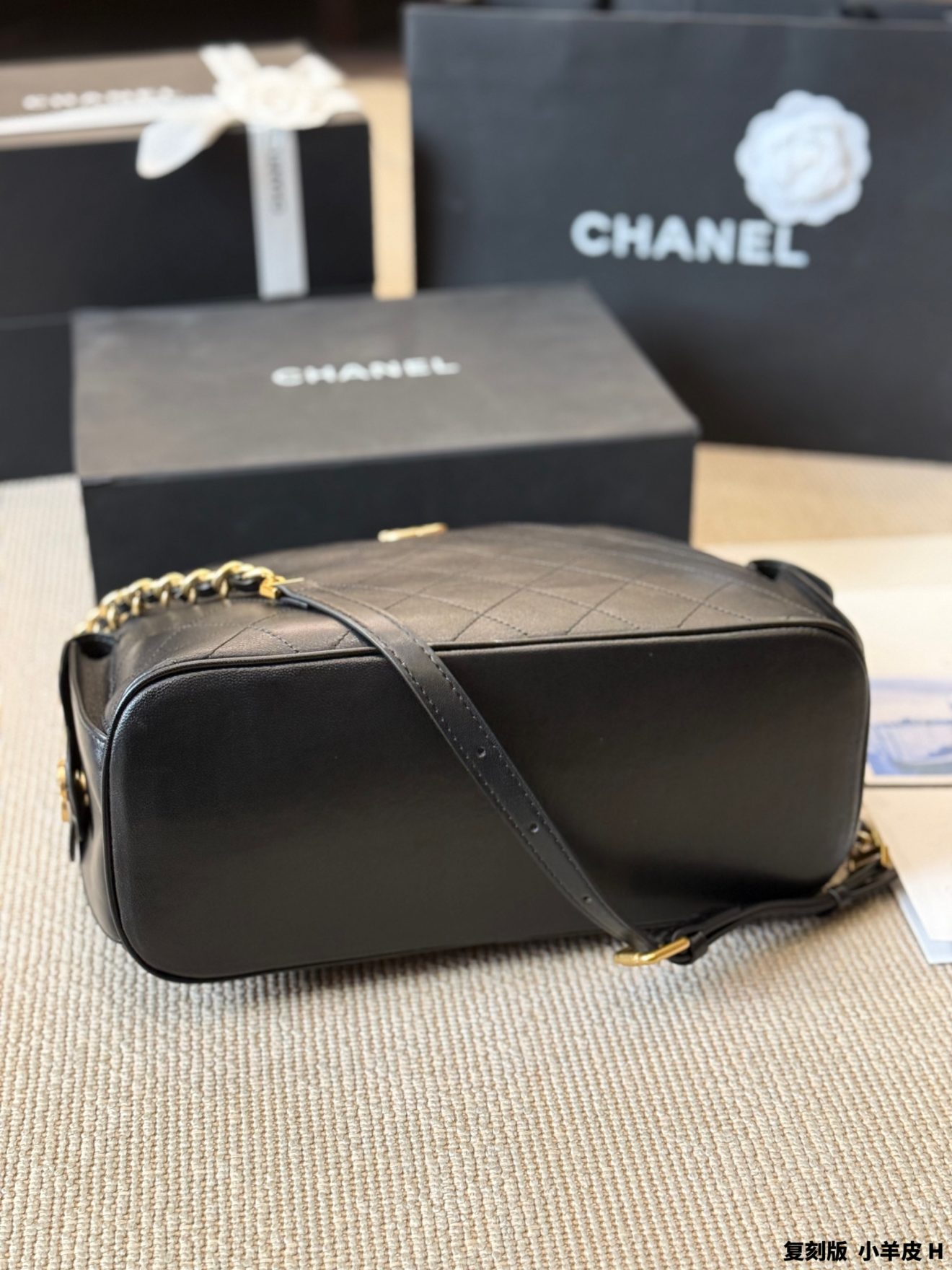 chanel hobo lamb skin 30 *22cm - Image 3