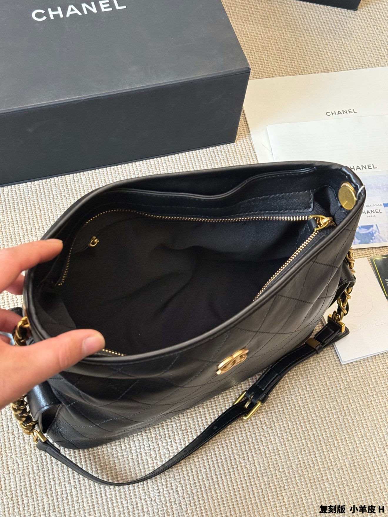 chanel hobo lamb skin 30 *22cm - Image 5