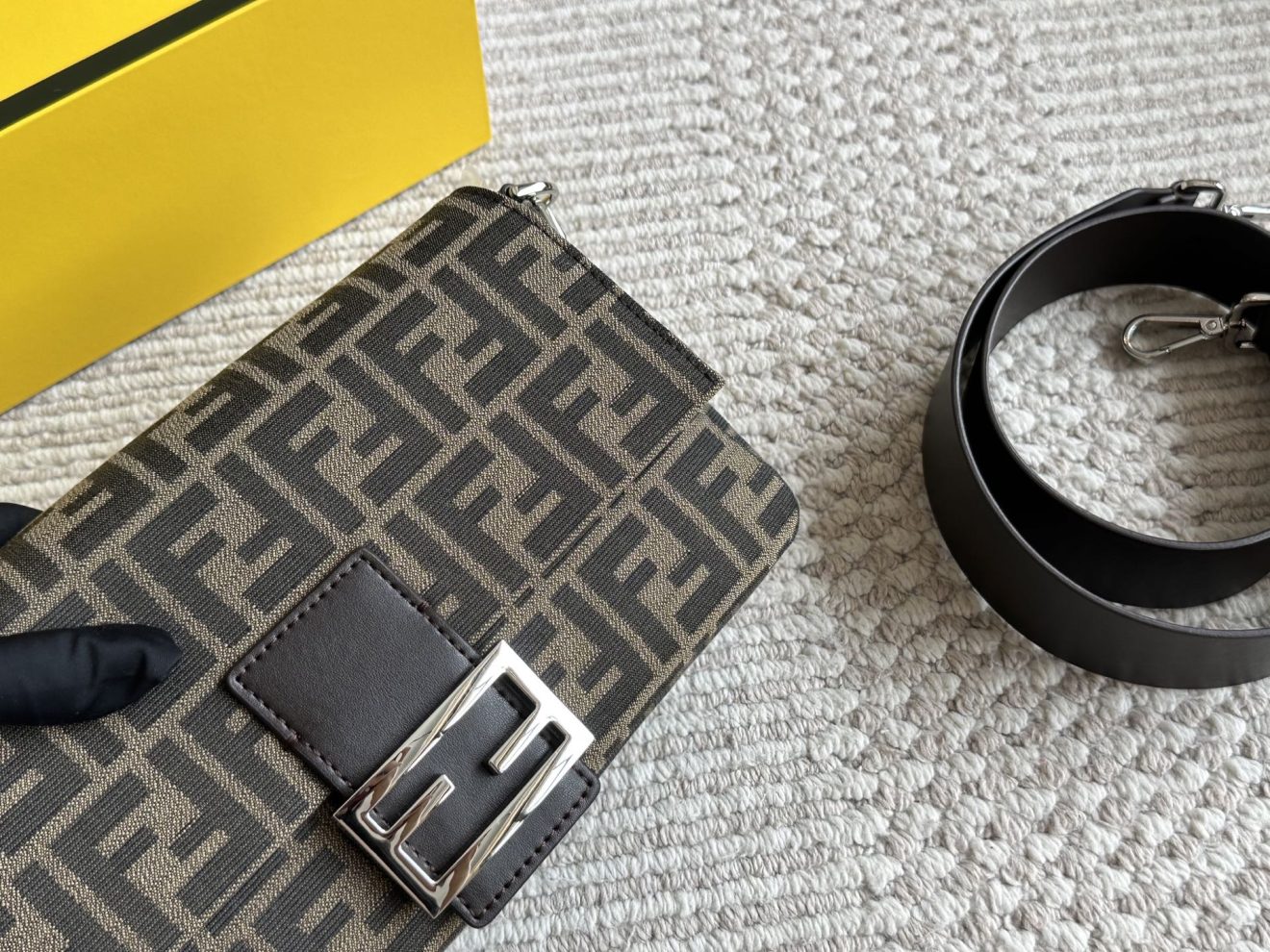 Fendi monogrammed Baguette bag 25*15cm - Image 4