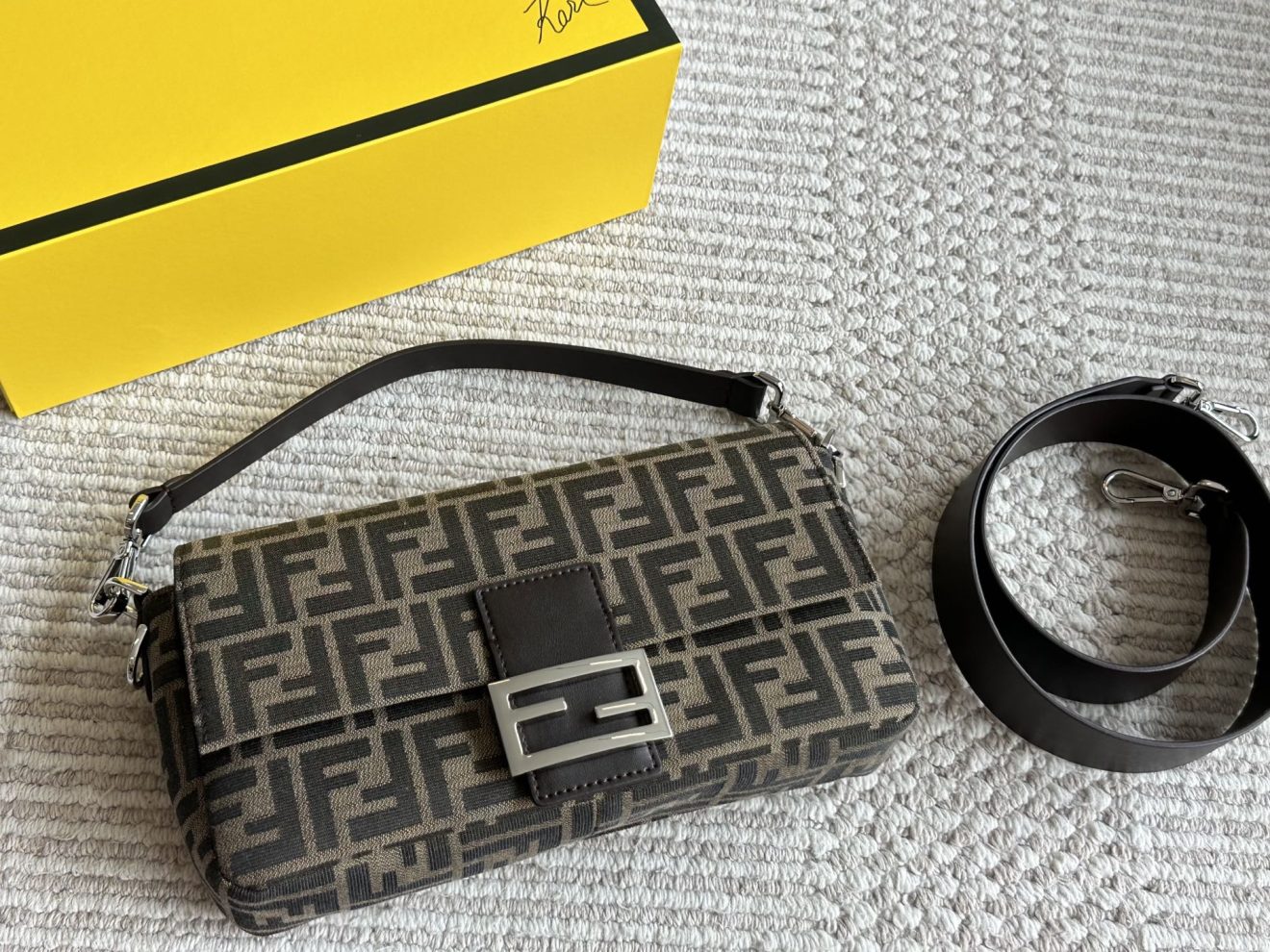 Fendi monogrammed Baguette bag 25*15cm - Image 8