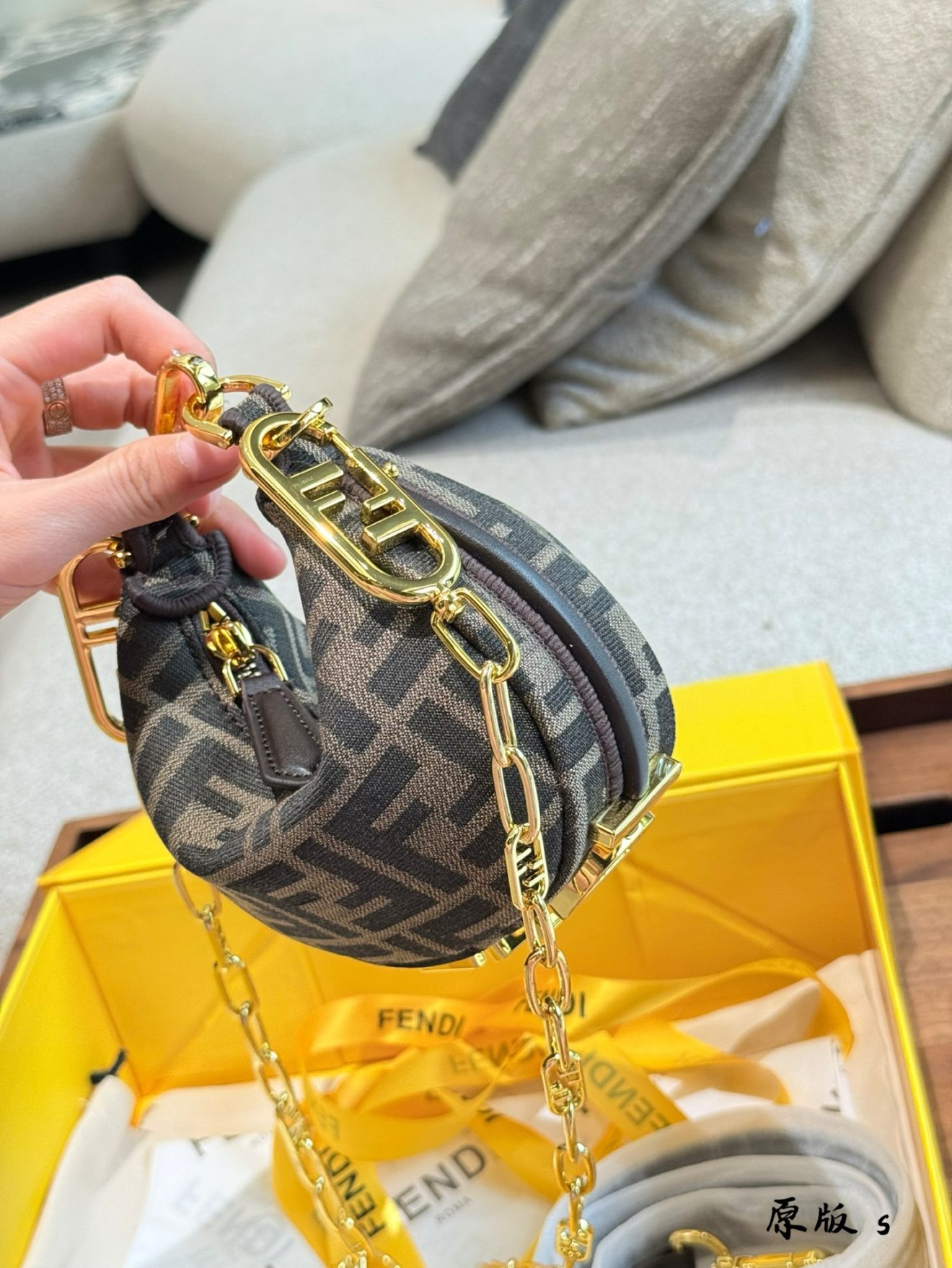 Fendi graphy handbag 16.5X14X5cm - Image 10