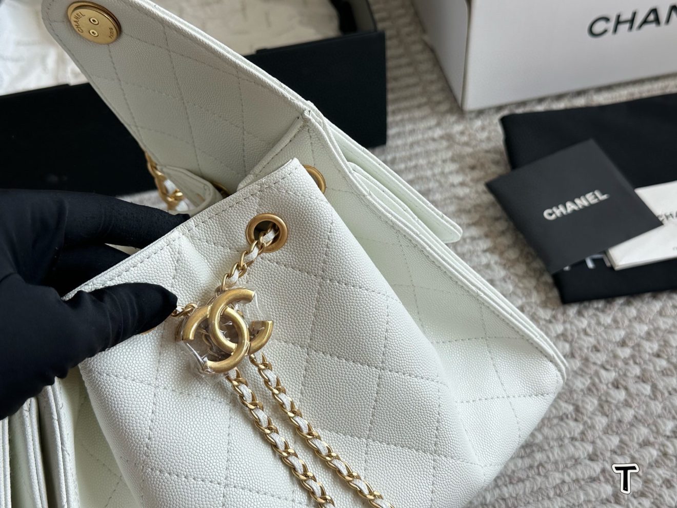 CHANEL 25 Suede Hobo Cream Small 26x30cm - Image 3