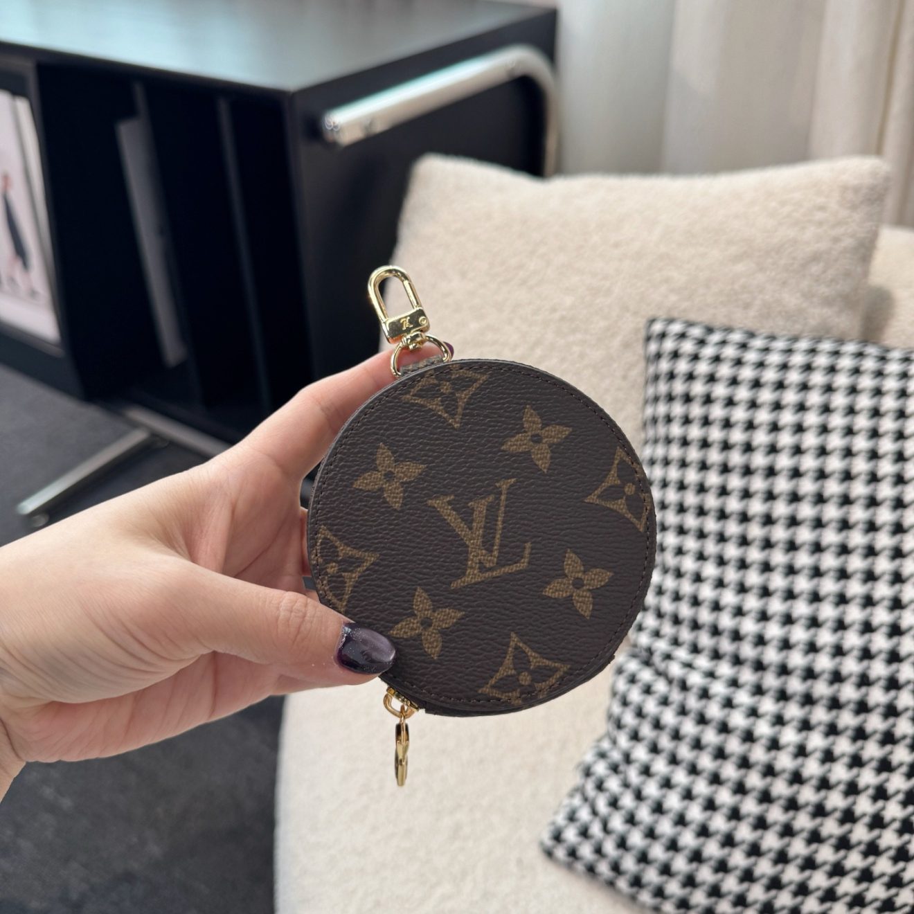 LOUIS VUITTON lv  Charm - Image 9