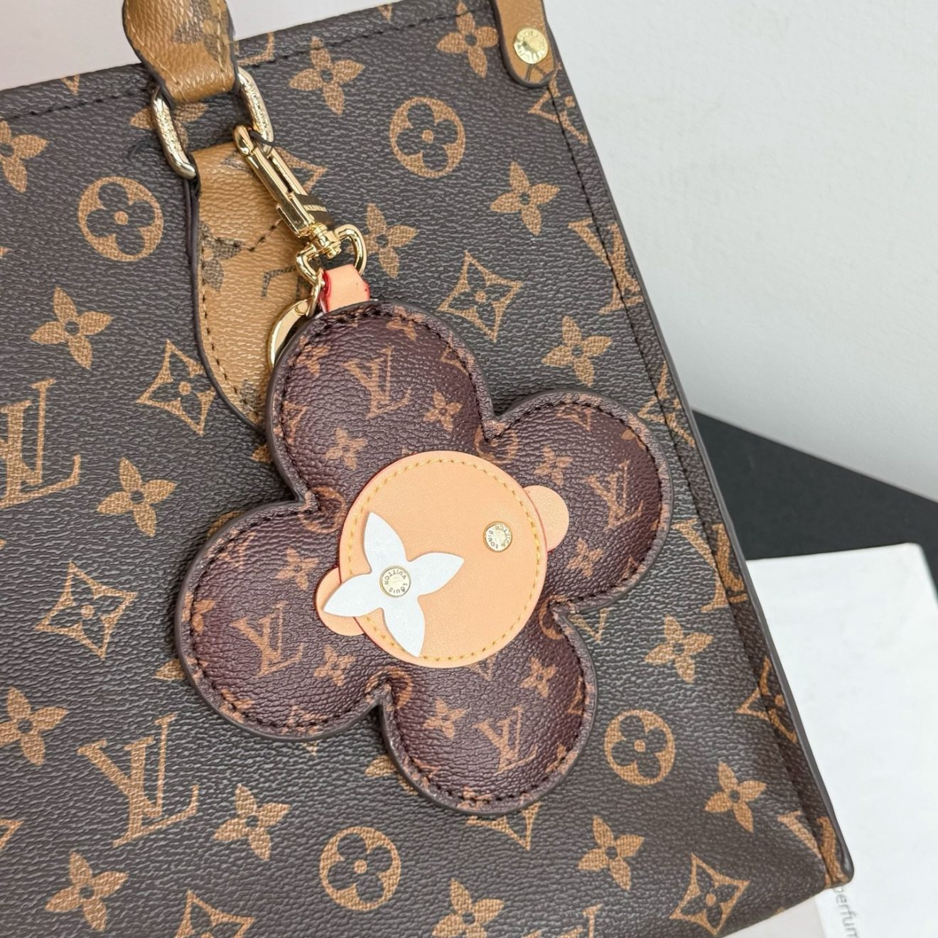LOUIS VUITTON lv Charm - Image 7