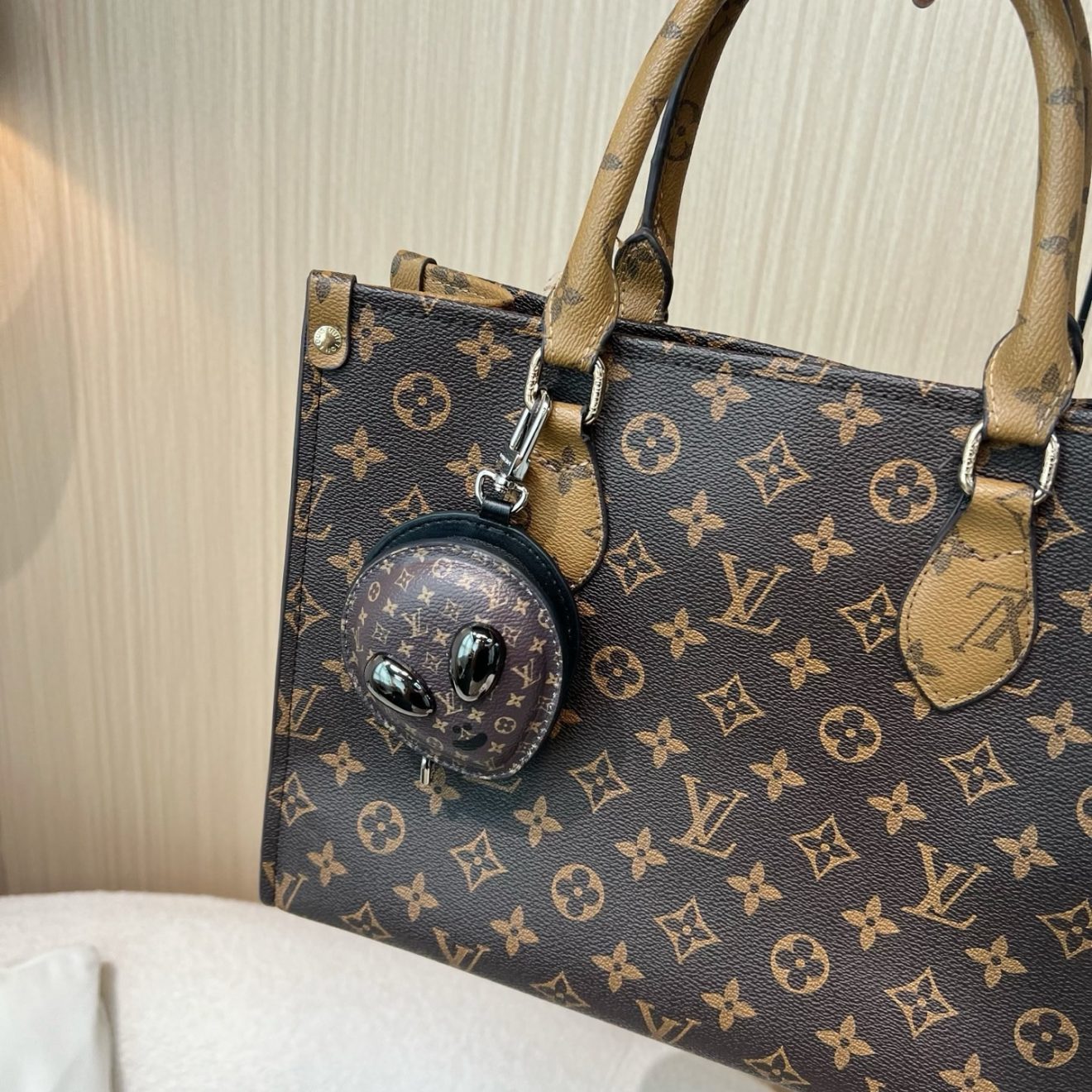 LOUIS VUITTON lv Charm - Image 6