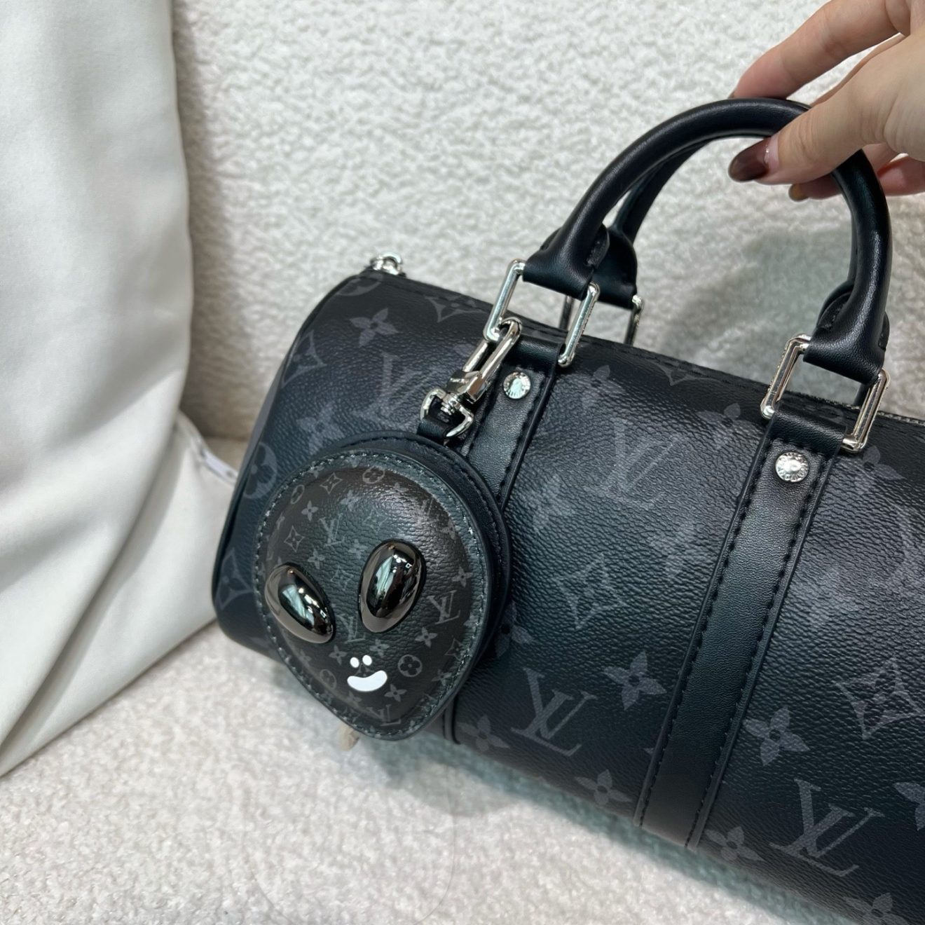 LOUIS VUITTON lv Charm - Image 7