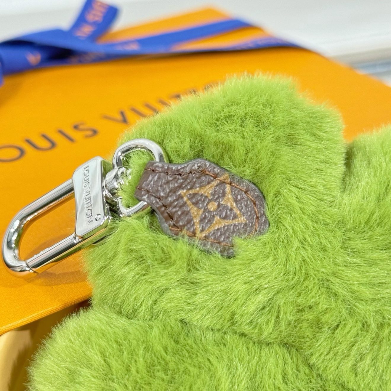 LOUIS VUITTON lv Charm - Image 3