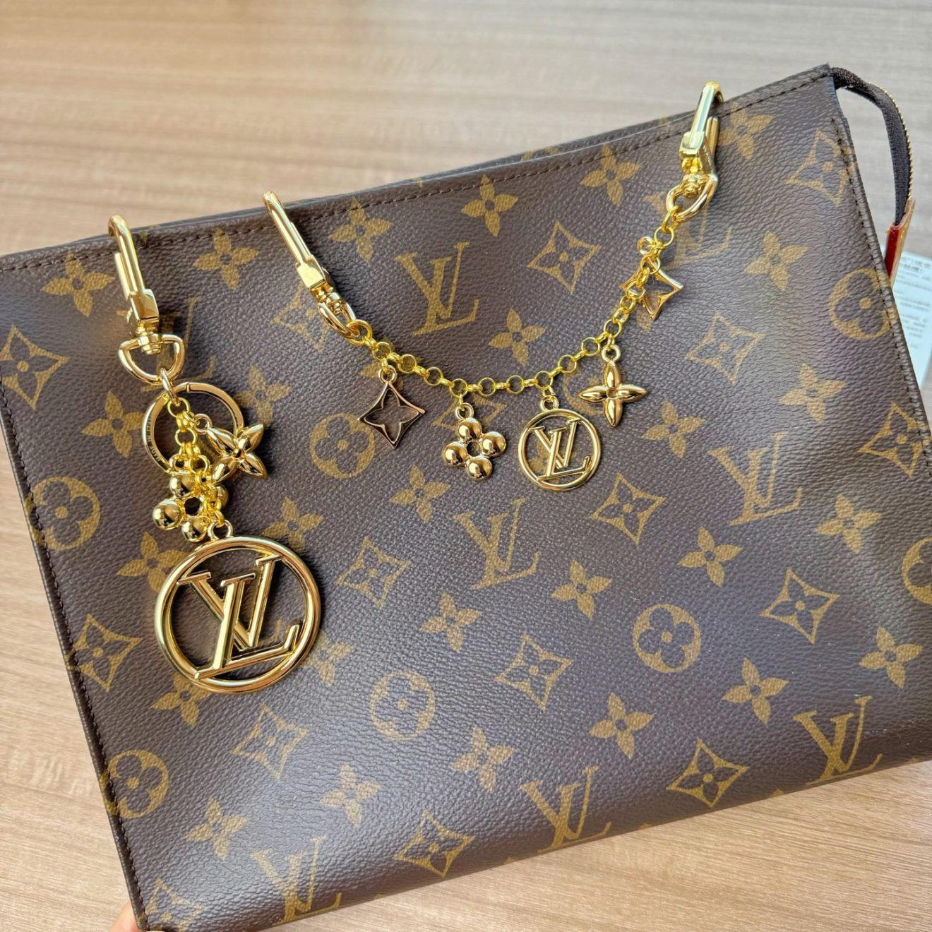 LOUIS VUITTON lv Charm - Image 2