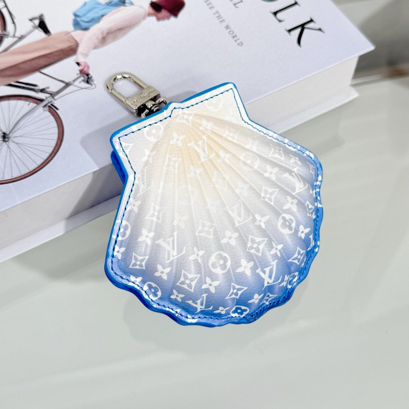 LOUIS VUITTON lv Charm - Image 3
