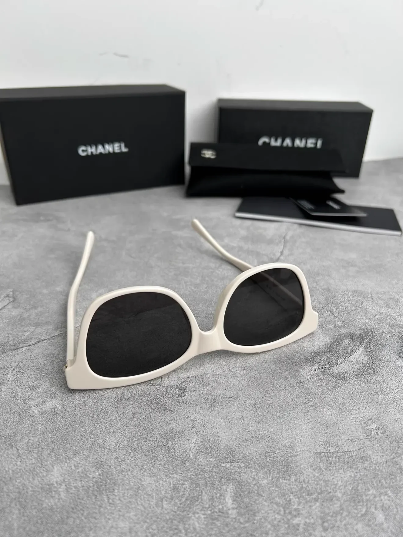 CHANEL sunglass 5482-H - Image 9