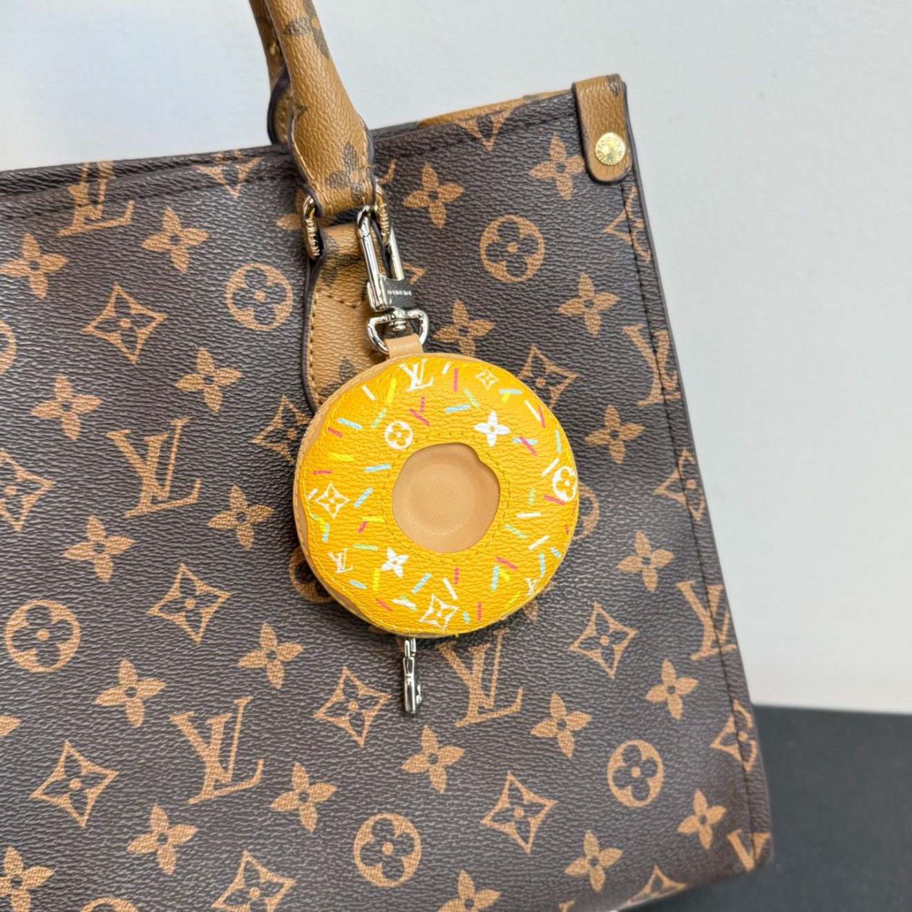 LOUIS VUITTON lv Charm - Image 7