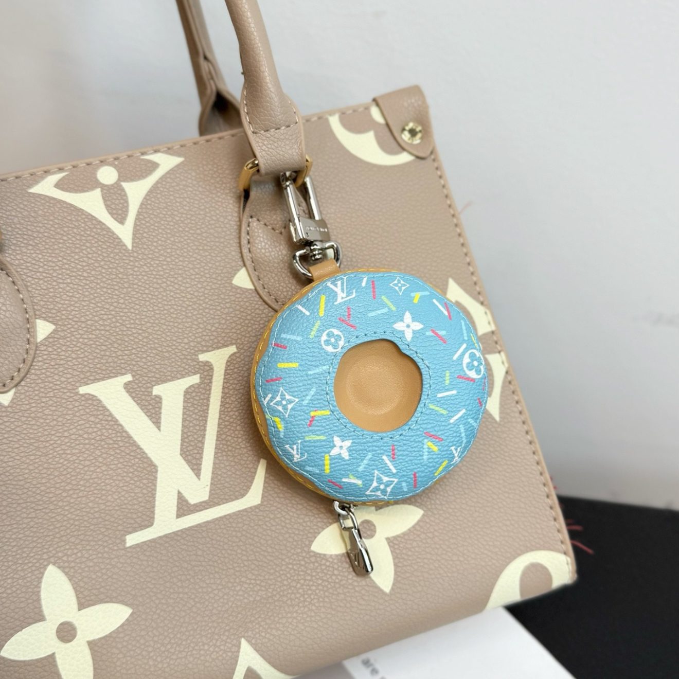 LOUIS VUITTON lv Charm - Image 8
