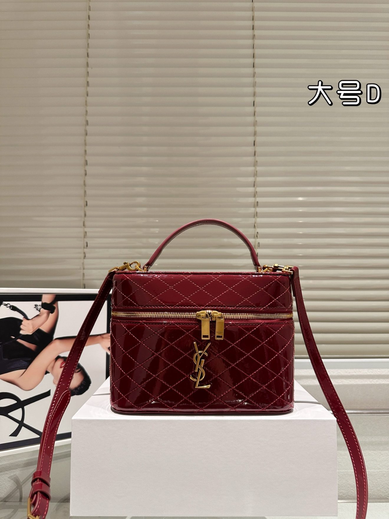 YSL vanity size ：big  20 X 16cm , small 16 X 12cm