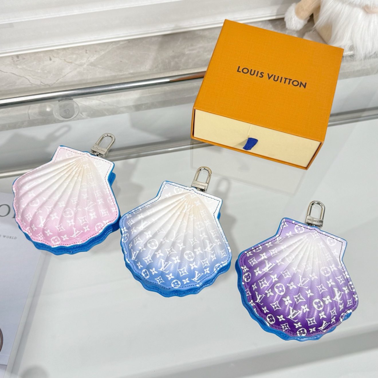 LOUIS VUITTON lv Charm - Image 6