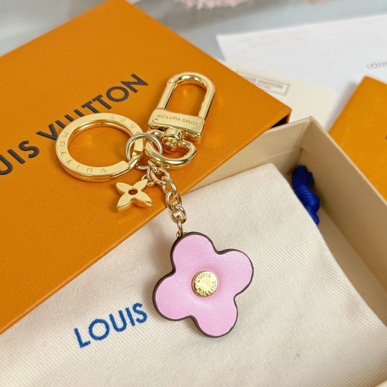 LOUIS VUITTON lv Charm - Image 2