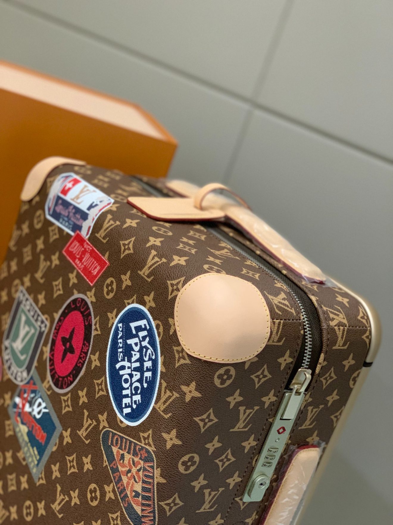 LOUIS VUITTON lv  Suitcase - Image 3