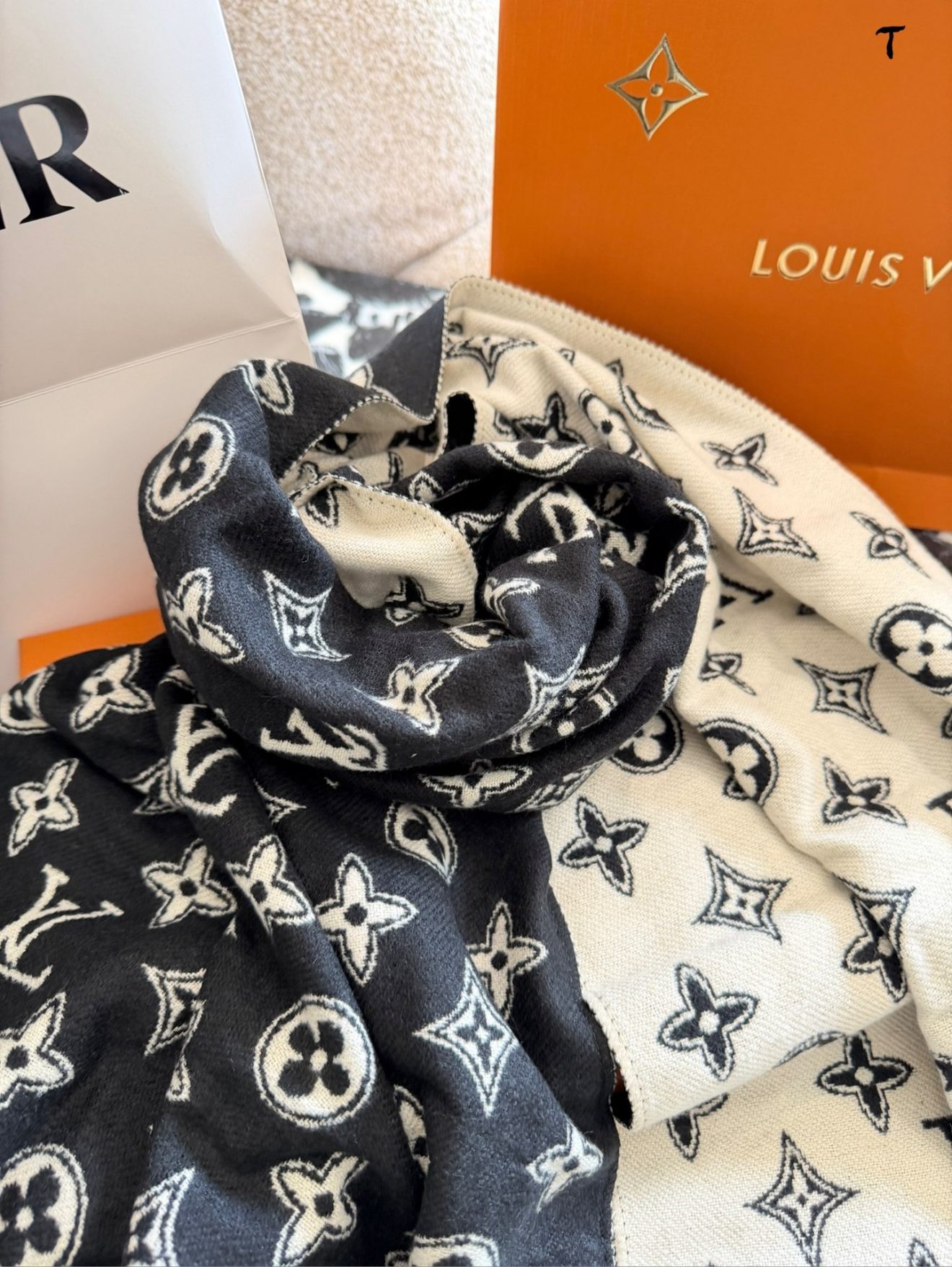LOUIS VUITTON lv Scarf - Image 3