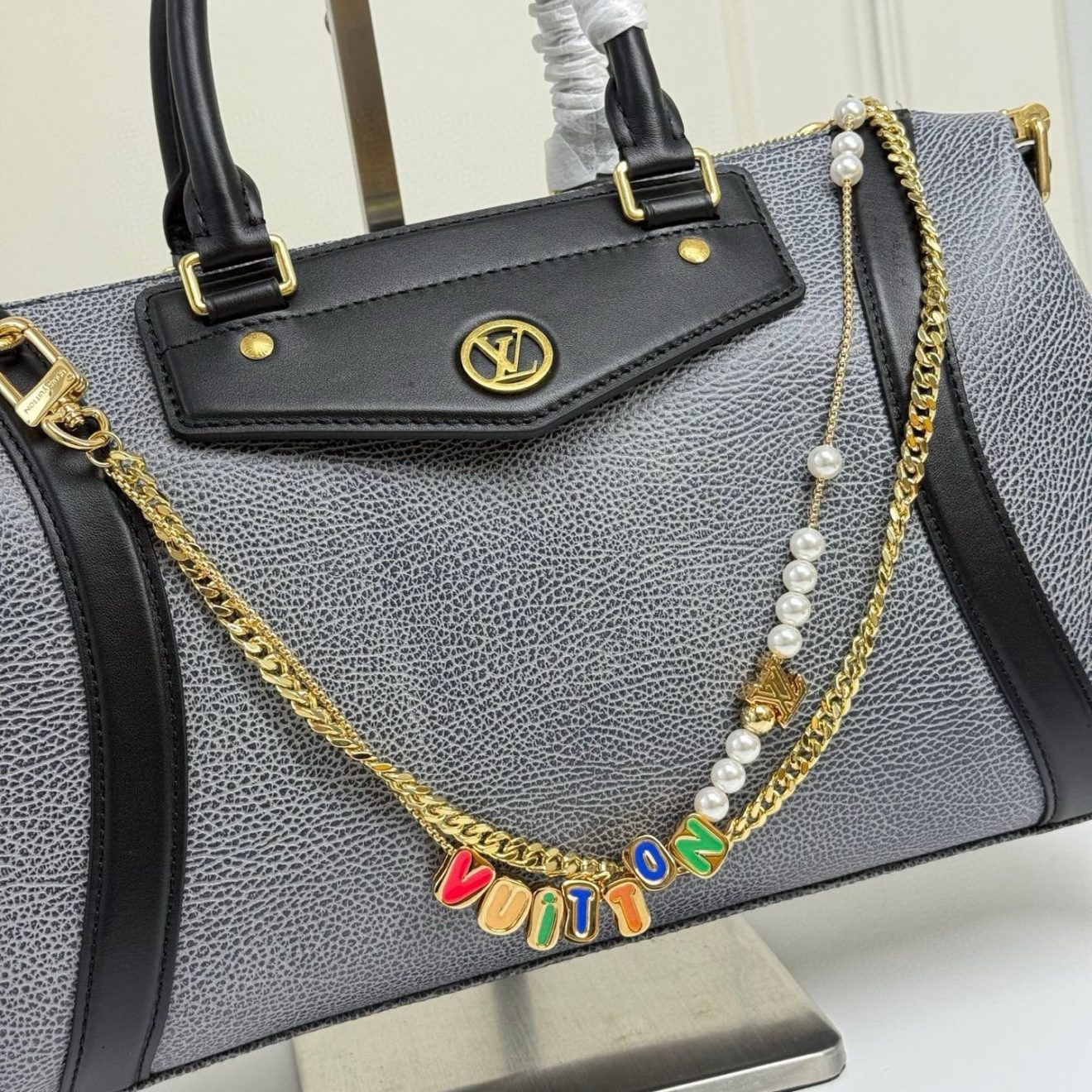 LOUIS VUITTON lv Charm - Image 3