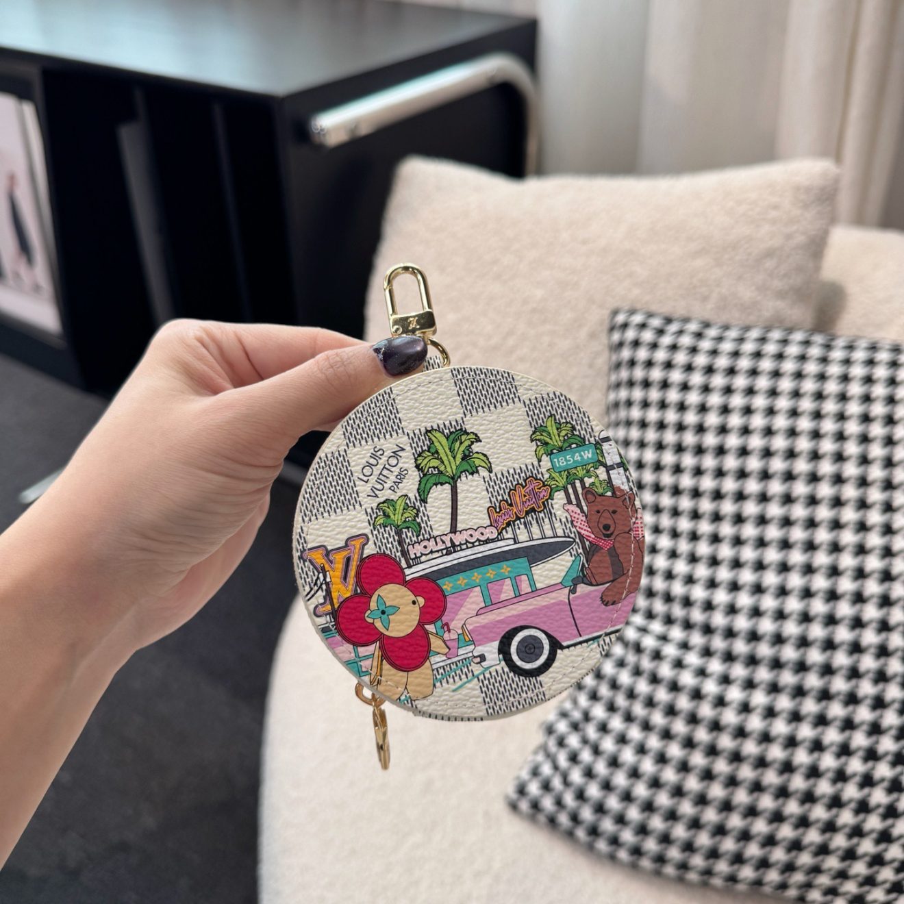 LOUIS VUITTON lv  Charm - Image 4