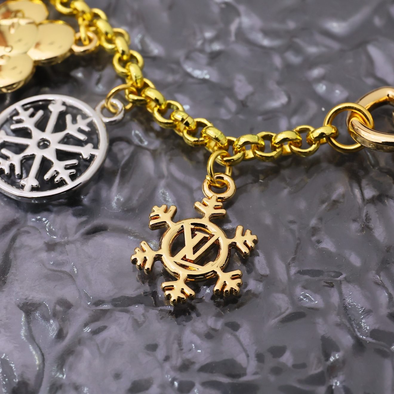 LOUIS VUITTON lv  Charm - Image 5
