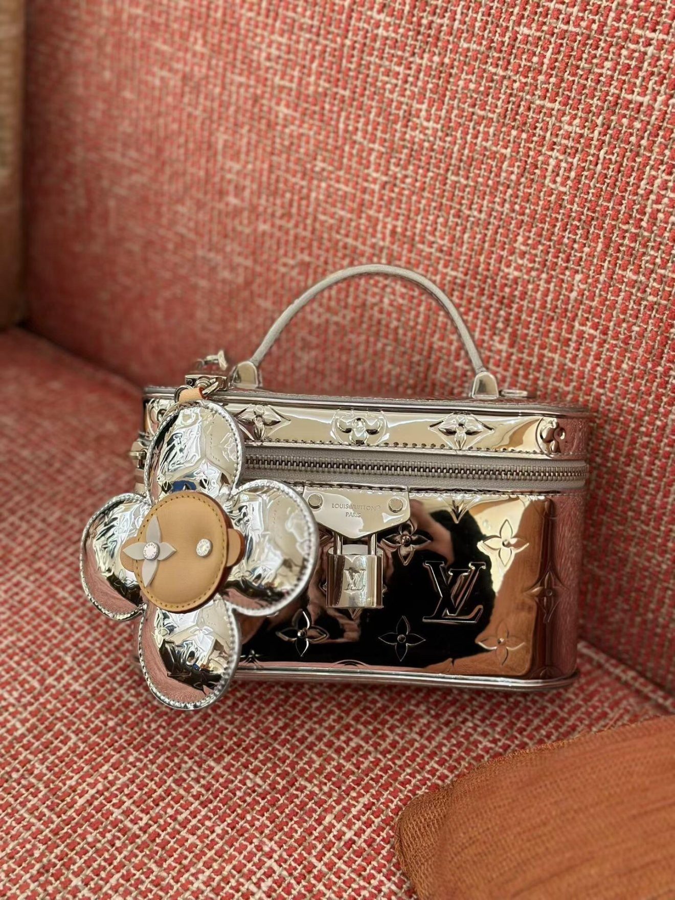 LOUIS VUITTON lv Charm - Image 4