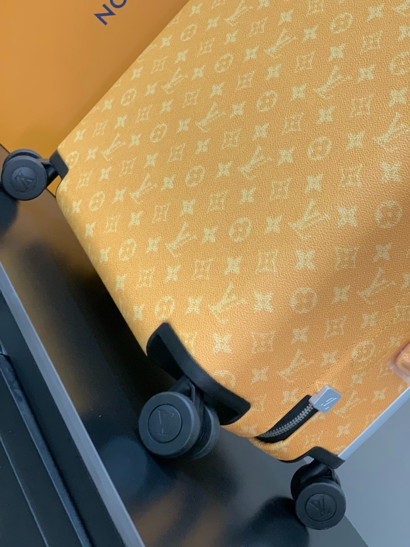 LOUIS VUITTON lv  Suitcase - Image 3