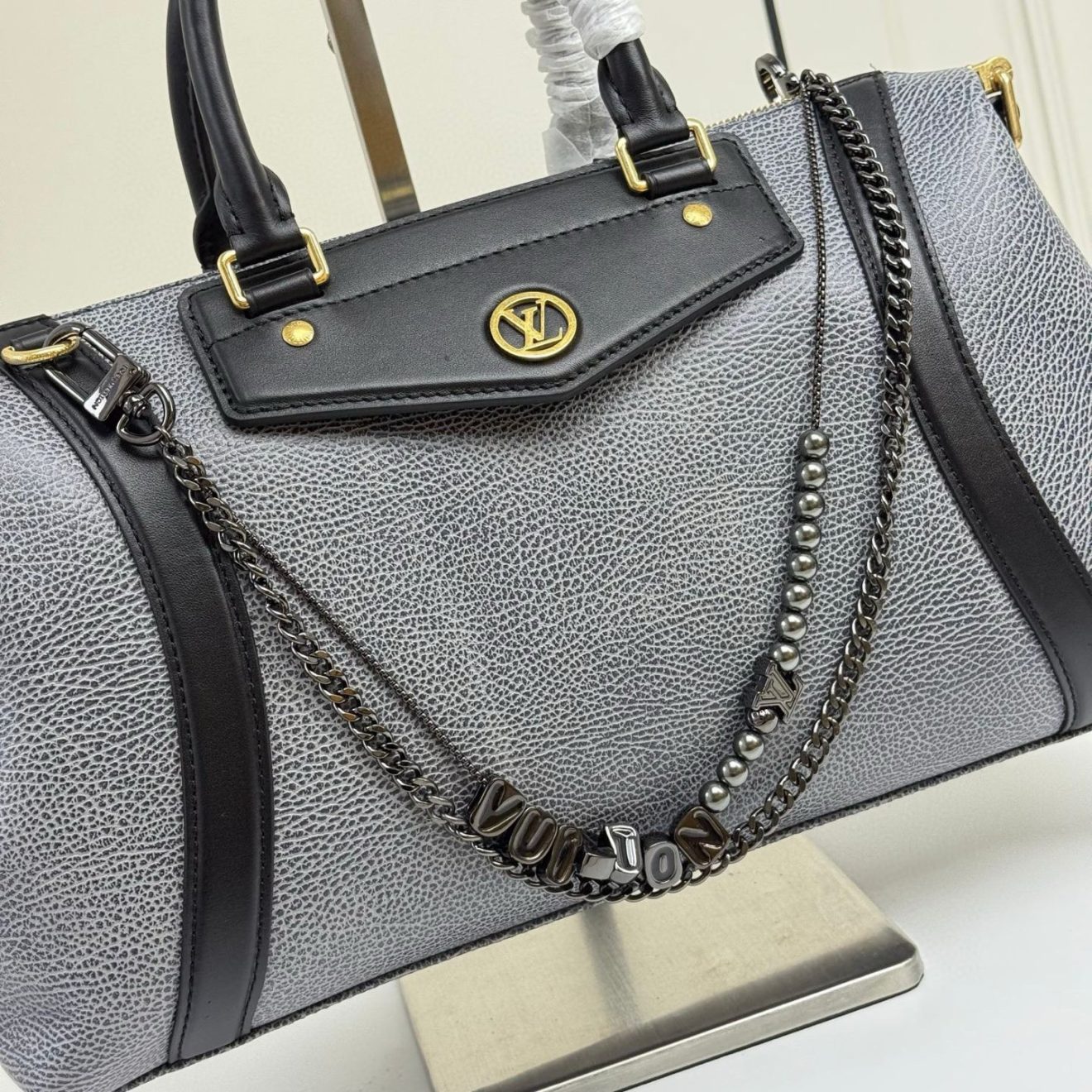 LOUIS VUITTON lv Charm - Image 4