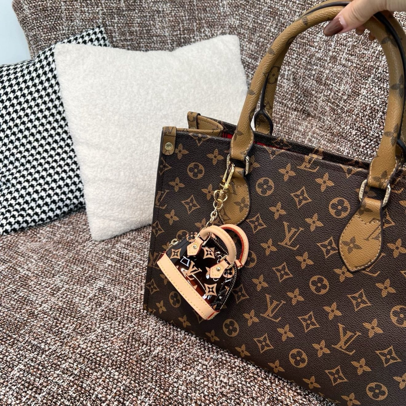 LOUIS VUITTON lv Charm - Image 5
