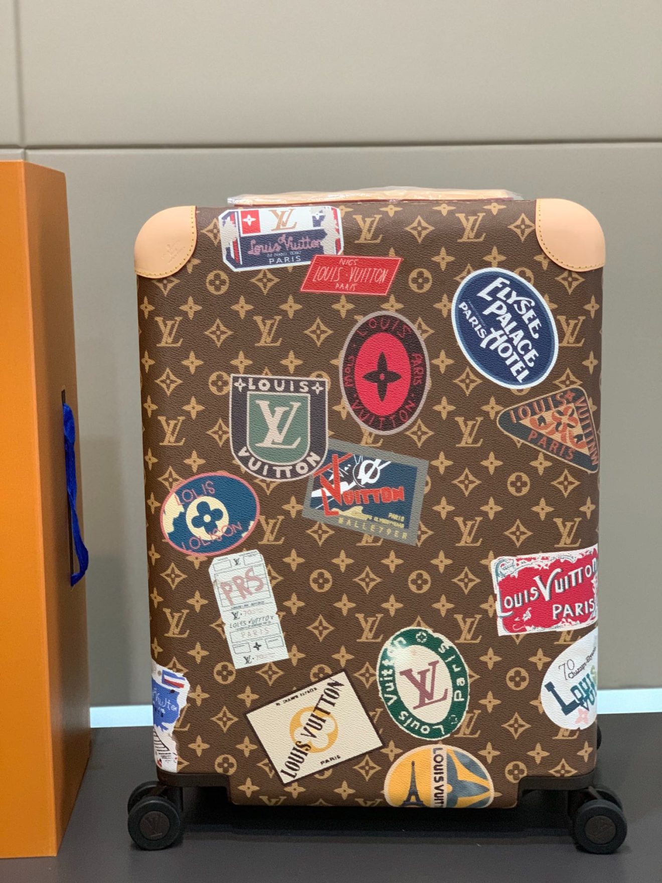 LOUIS VUITTON lv  Suitcase - Image 5