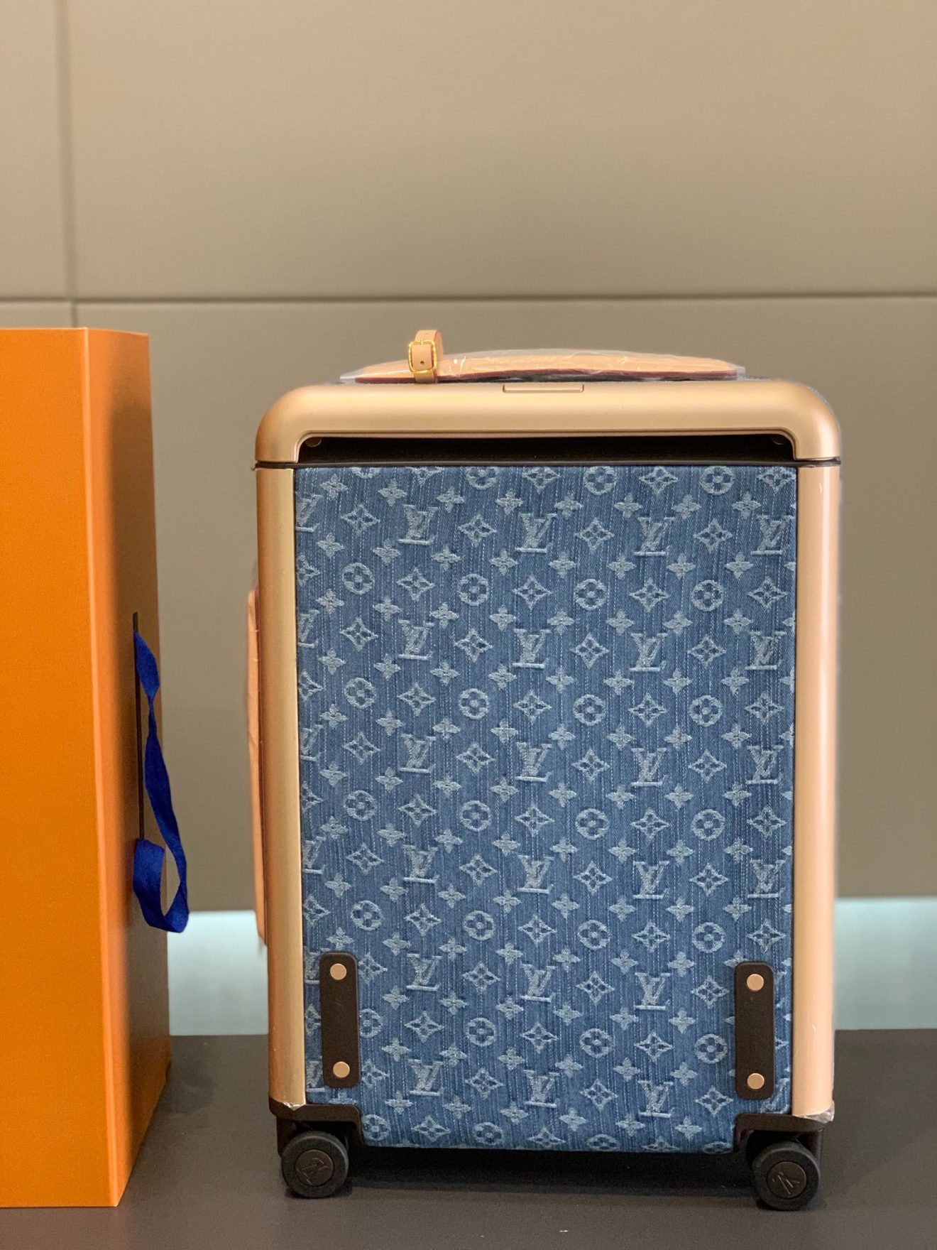 LOUIS VUITTON lv  Suitcase - Image 8
