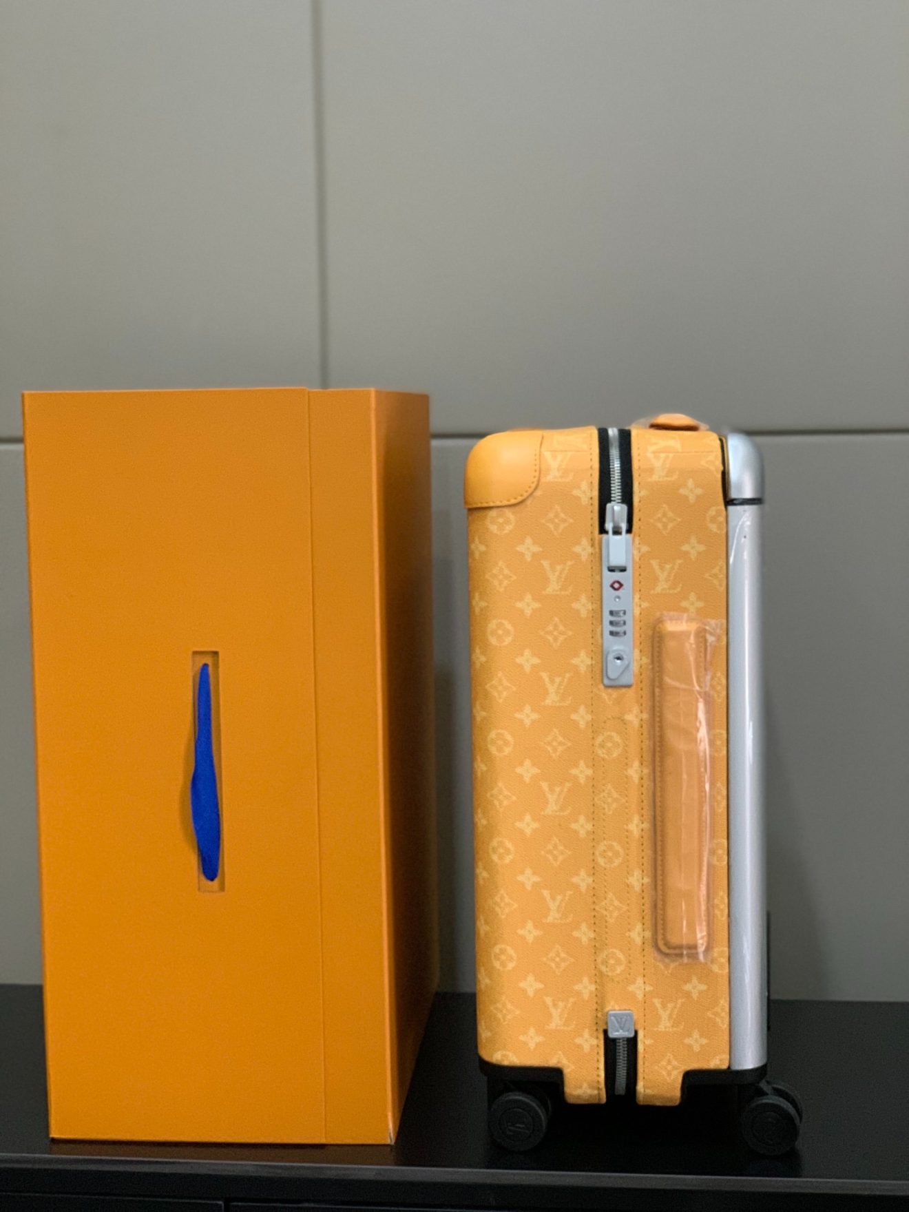 LOUIS VUITTON lv  Suitcase - Image 4