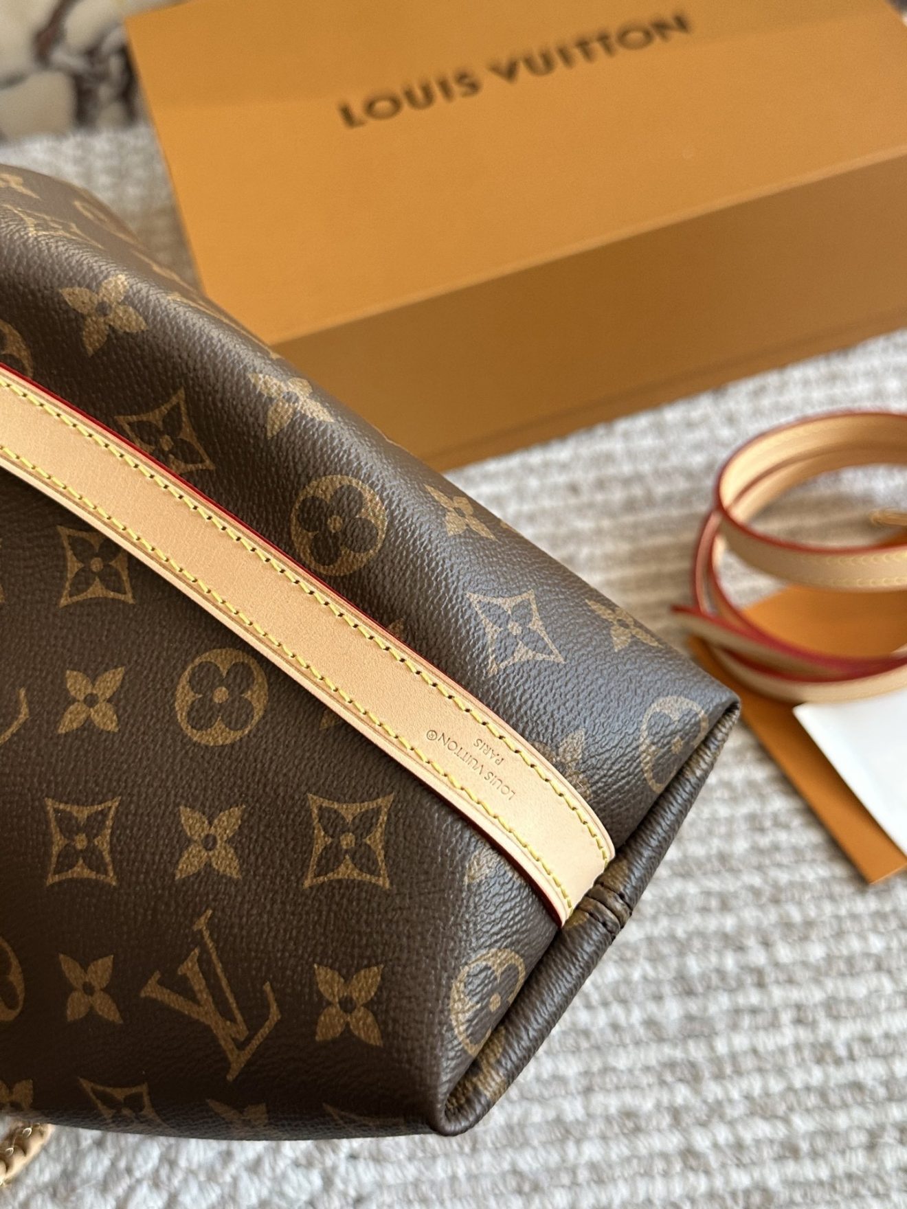 LOUIS VUITTON LV BAG SIZE : 28 X 25 cm - Image 8