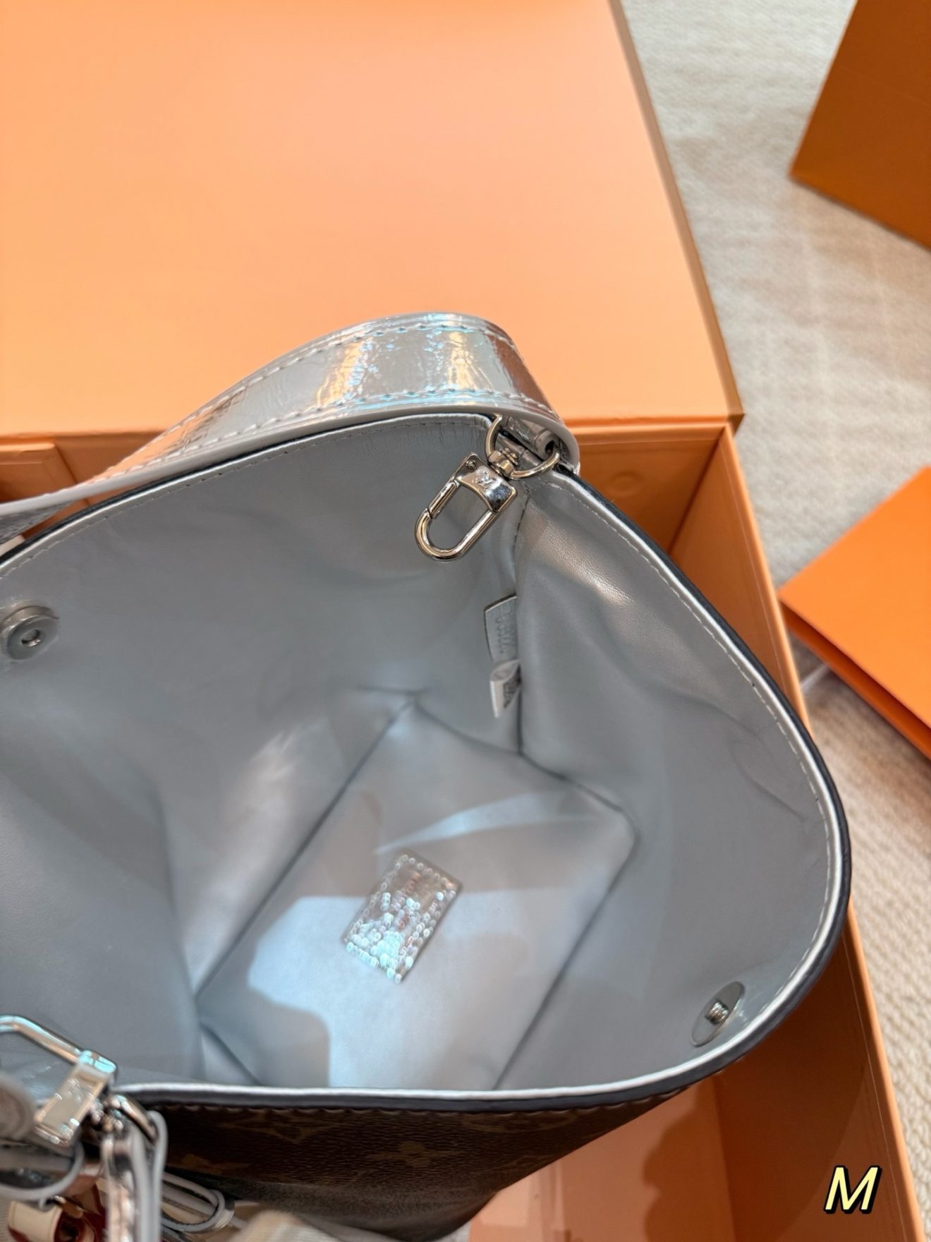 LOUIS VUITTON lv BAG,  SIZE :18*16cm - Image 8
