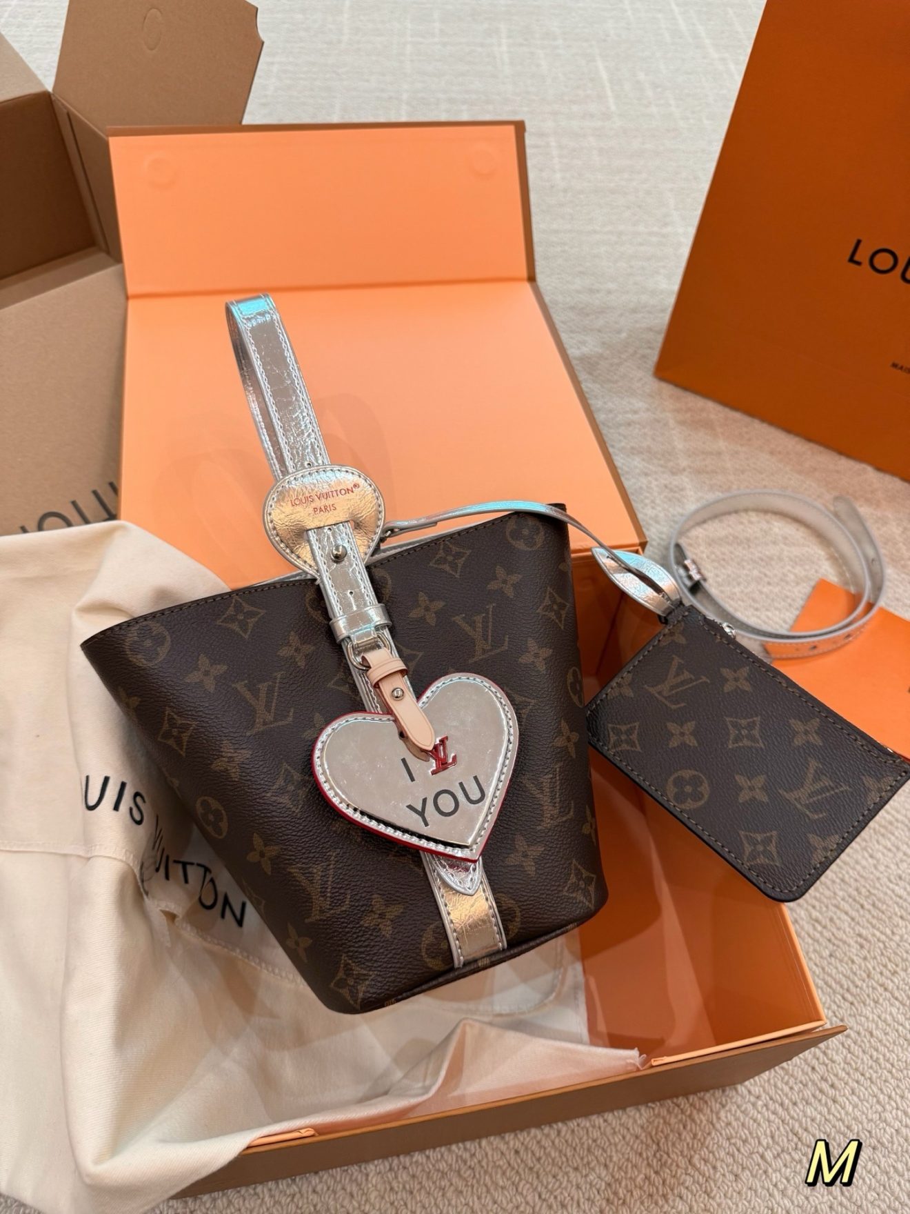 LOUIS VUITTON lv BAG,  SIZE :18*16cm