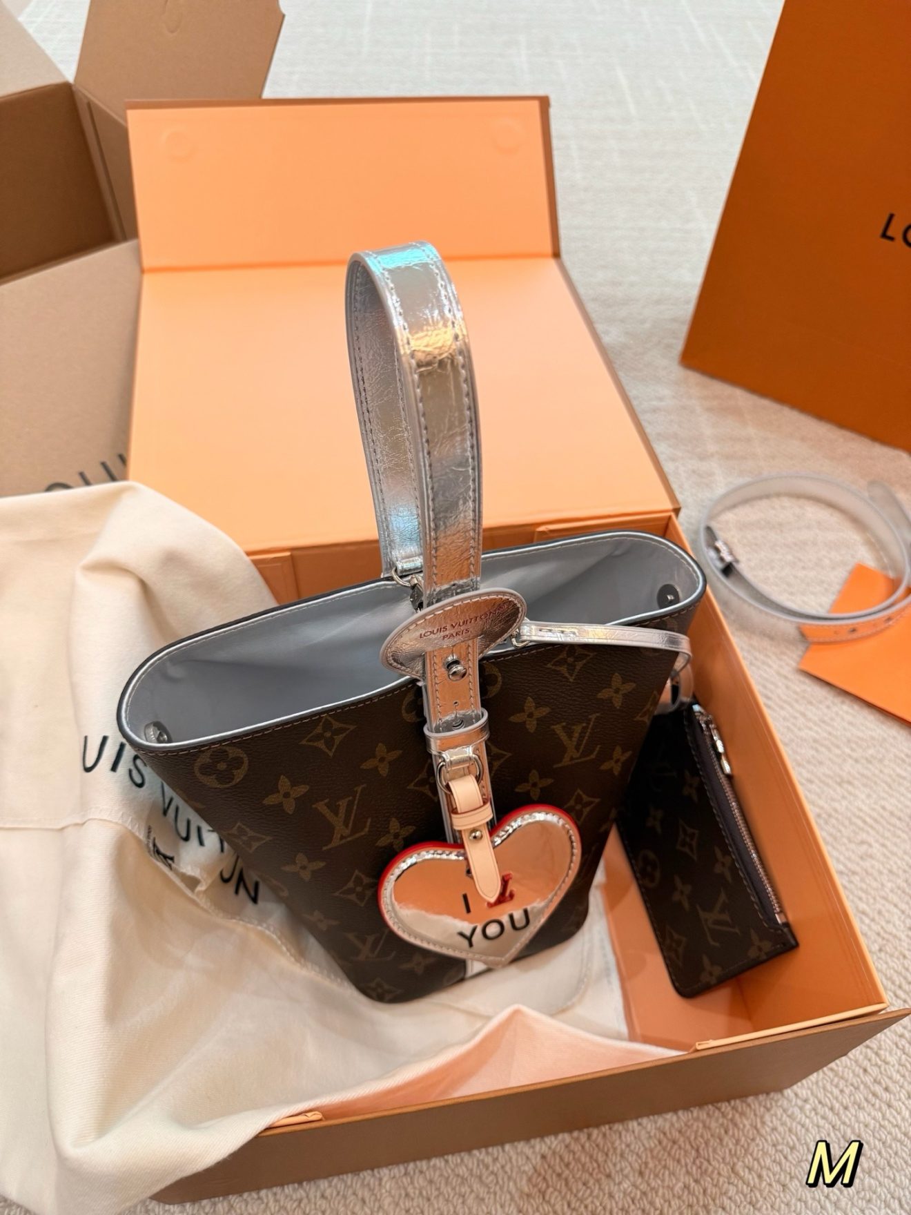 LOUIS VUITTON lv BAG,  SIZE :18*16cm - Image 9