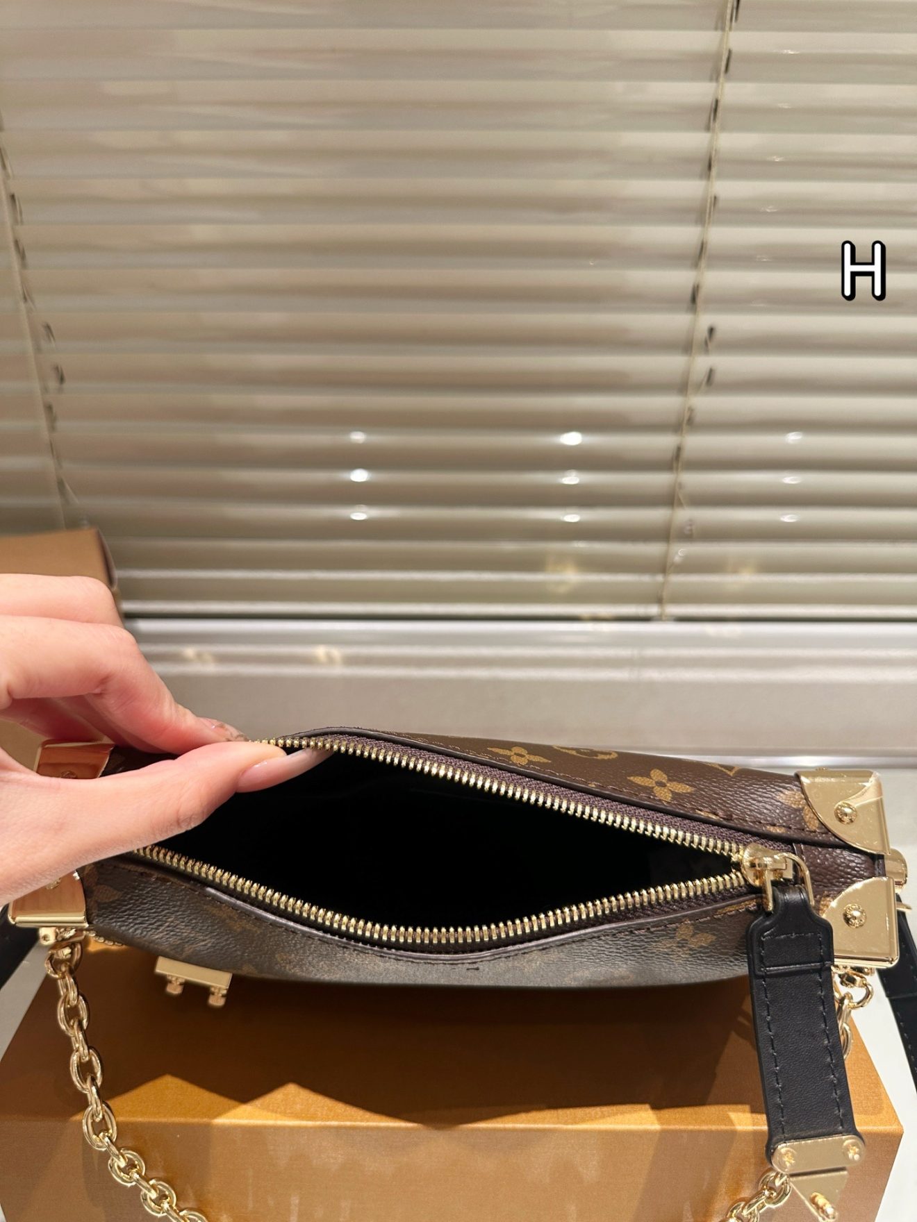 LOUIS VUITTON lv BAG SIZE :23 x 11cm - Image 3