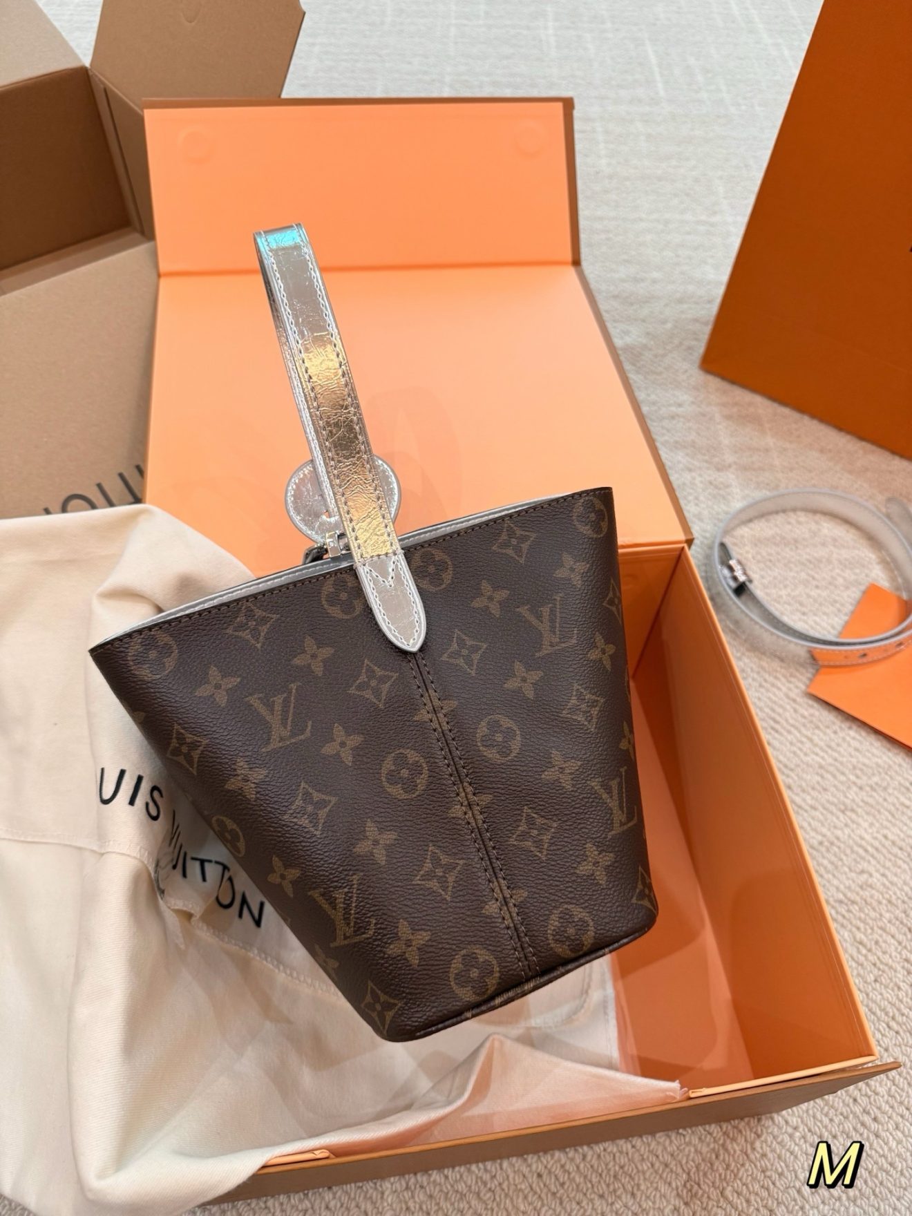 LOUIS VUITTON lv BAG,  SIZE :18*16cm - Image 3