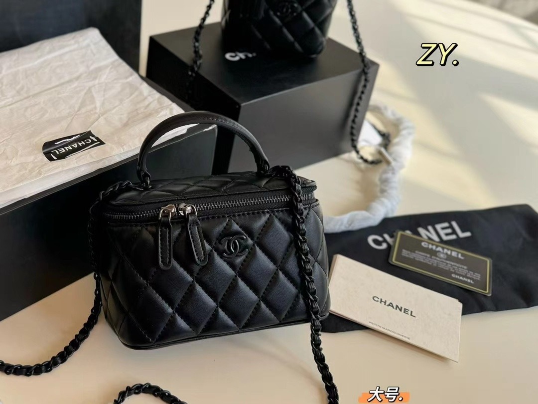 CHANEL VANITY  size :16×10 cm