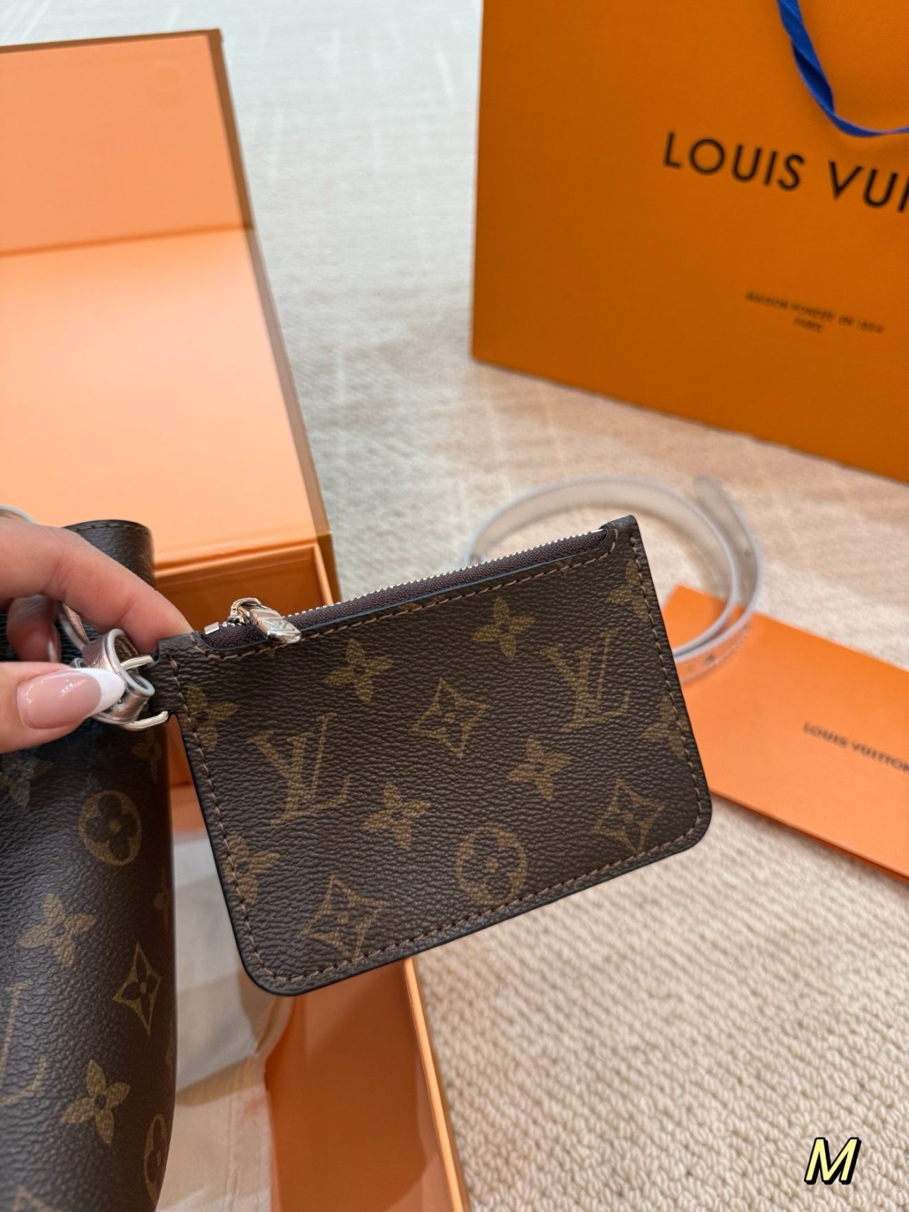 LOUIS VUITTON lv BAG,  SIZE :18*16cm - Image 5