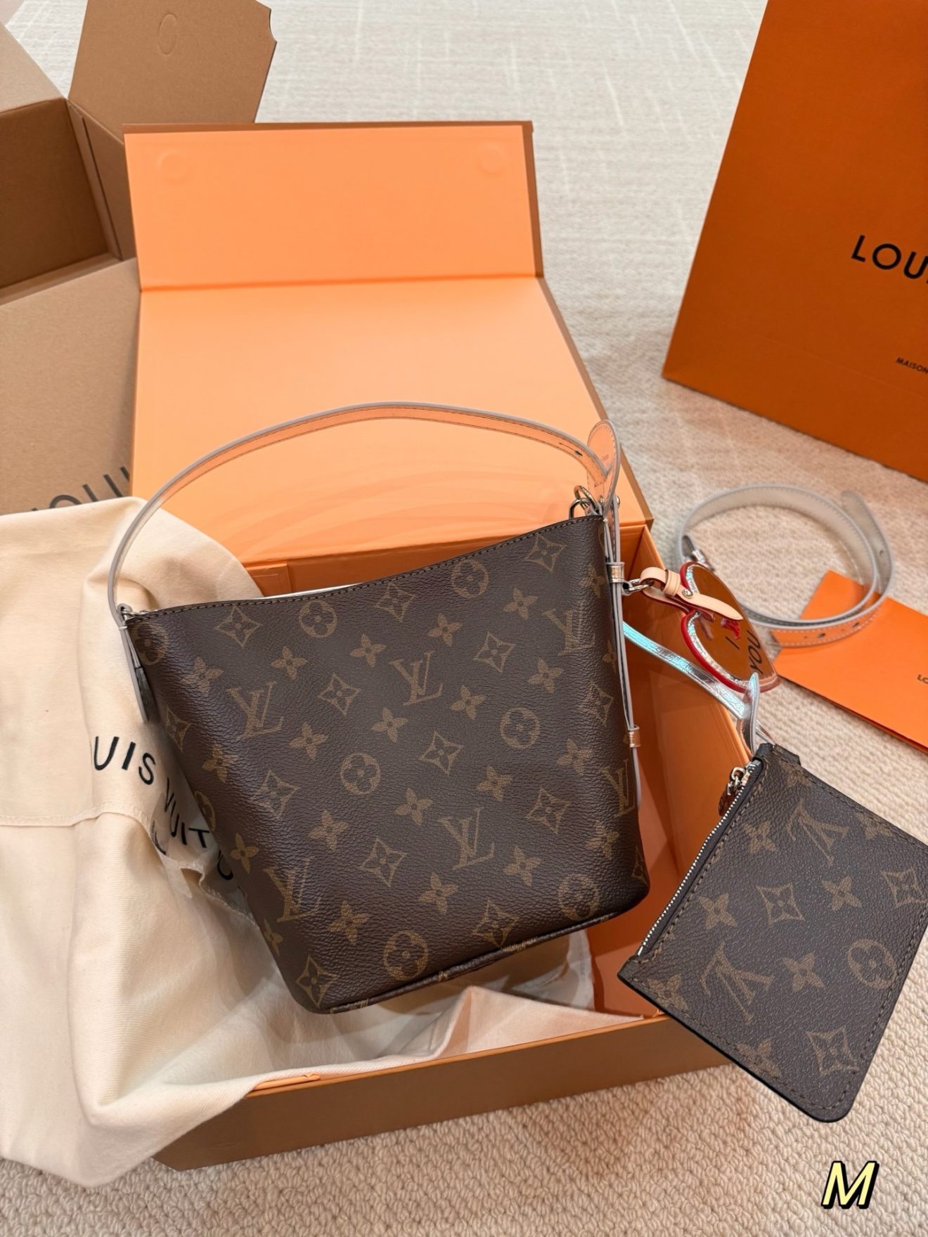 LOUIS VUITTON lv BAG,  SIZE :18*16cm - Image 4