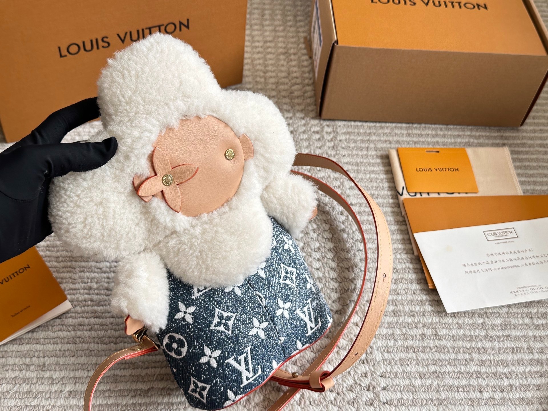 LOUIS VUITTON lv BACKPACK size：  28 x 13 x 7 （cm）