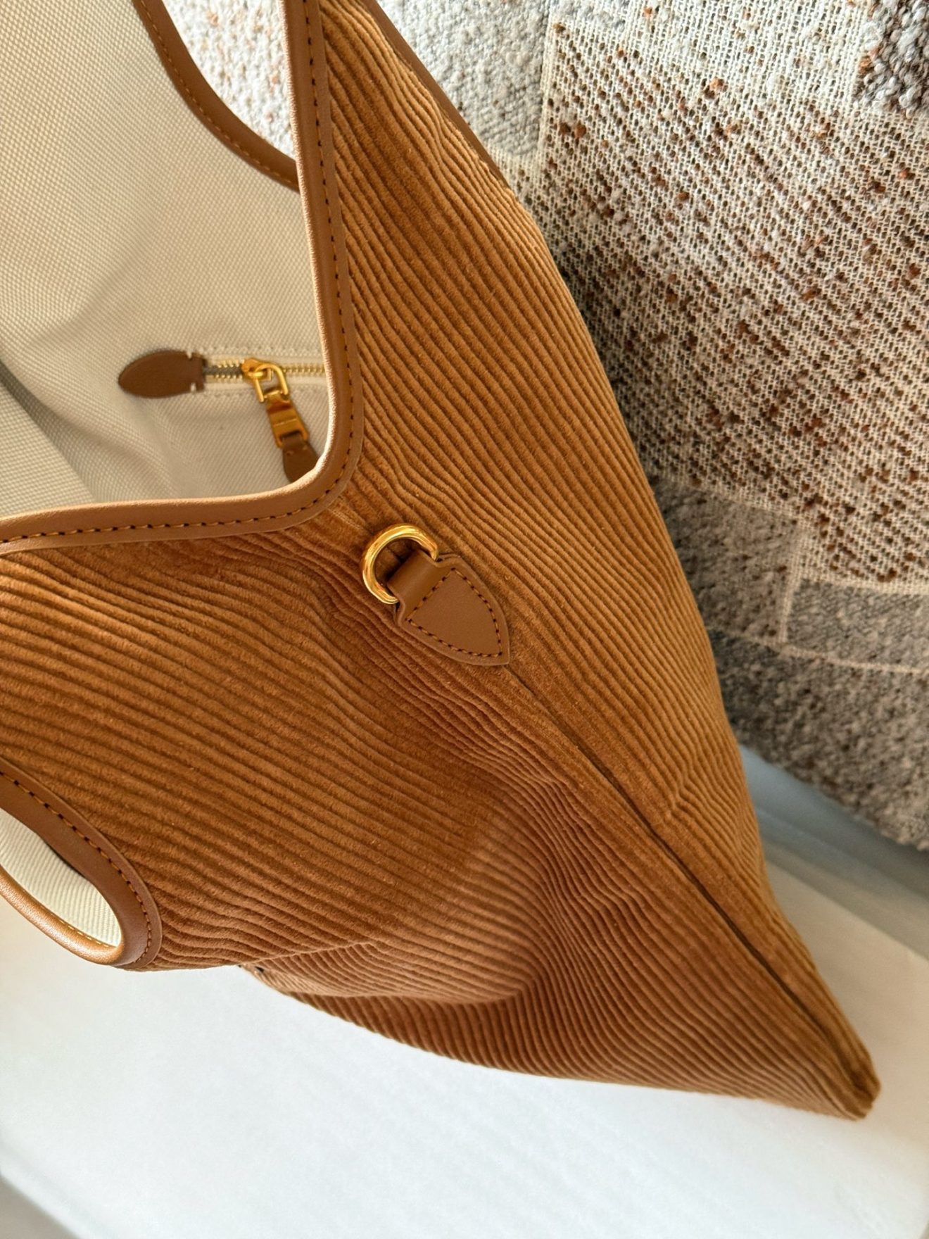 MIUMIU HOBO BAG size：33*30cm - Image 4
