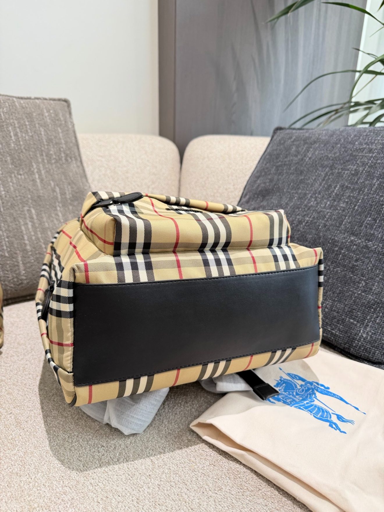 BURBERRY BACKPACK size: 30×32cm - Image 4