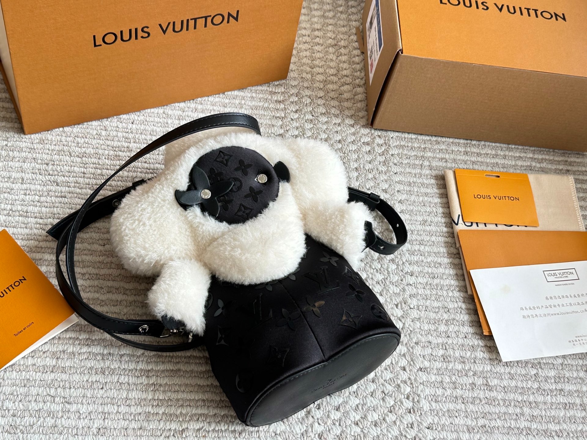 LOUIS VUITTON LV BACKPACK SIZE : 28 X13X 7 （cm）