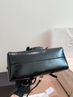 PRADA BAG SIZE : 30 X 15cm - Image 4