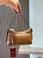 Gucci GG Emblem size :   22 x 14cm